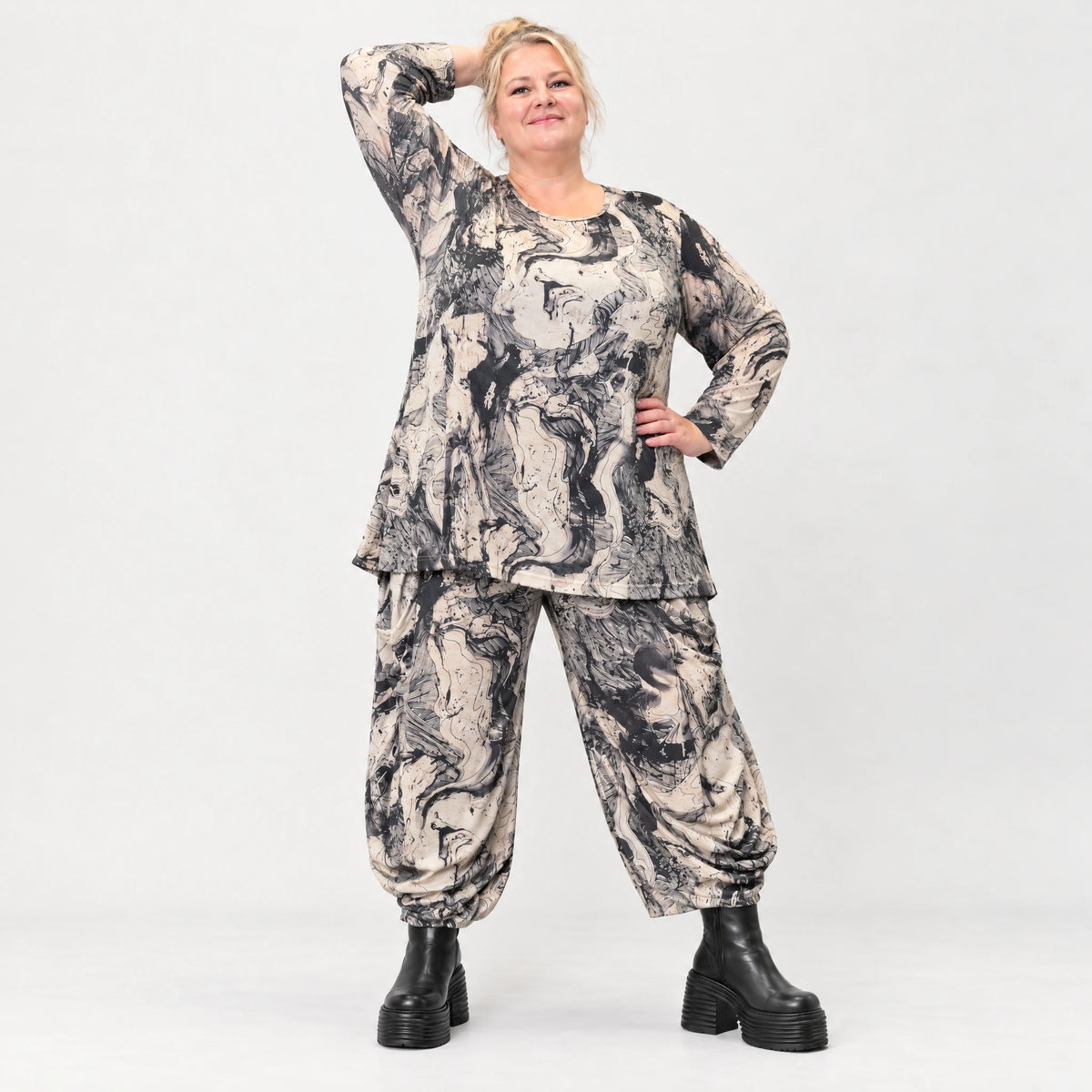 Strickhose in Ecru/Schwarz mit weitem Ballonbein dehnbarem Bund und aufgesetzten Taschen