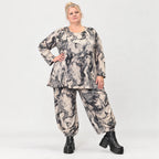 Strickhose in Ecru/Schwarz mit weitem Ballonbein dehnbarem Bund und aufgesetzten Taschen