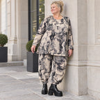 Strickhose in Ecru/Schwarz mit weitem Ballonbein dehnbarem Bund und aufgesetzten Taschen