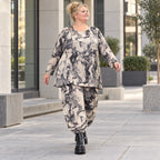 Strickhose in Ecru/Schwarz mit weitem Ballonbein dehnbarem Bund und aufgesetzten Taschen