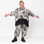 Kastiger Feinstrickpullover mit Rollkragen in Ecru/Schwarz aus weichem Strick mit Stretch