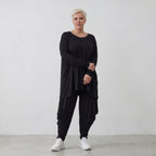 Langarmshirt in Schwarz mit fließender Silhouette aus weichem Viskose Jersey und Rundhals