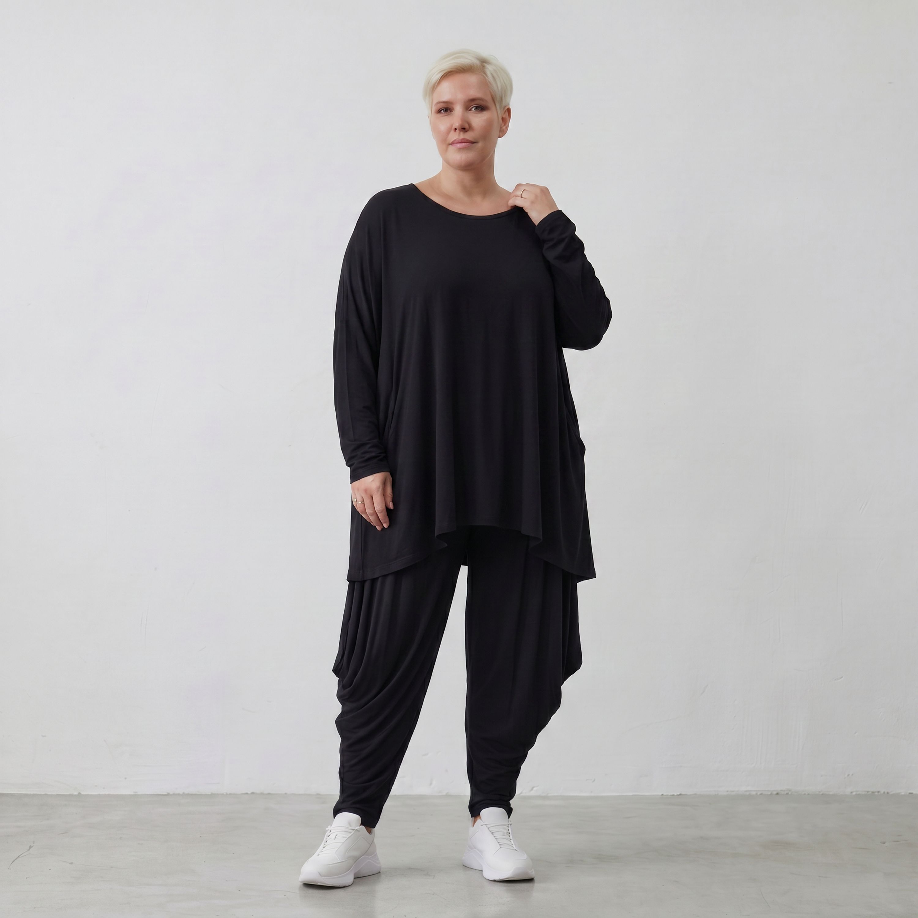 Langarmshirt in Schwarz mit fließender Silhouette aus weichem Viskose Jersey und Rundhals