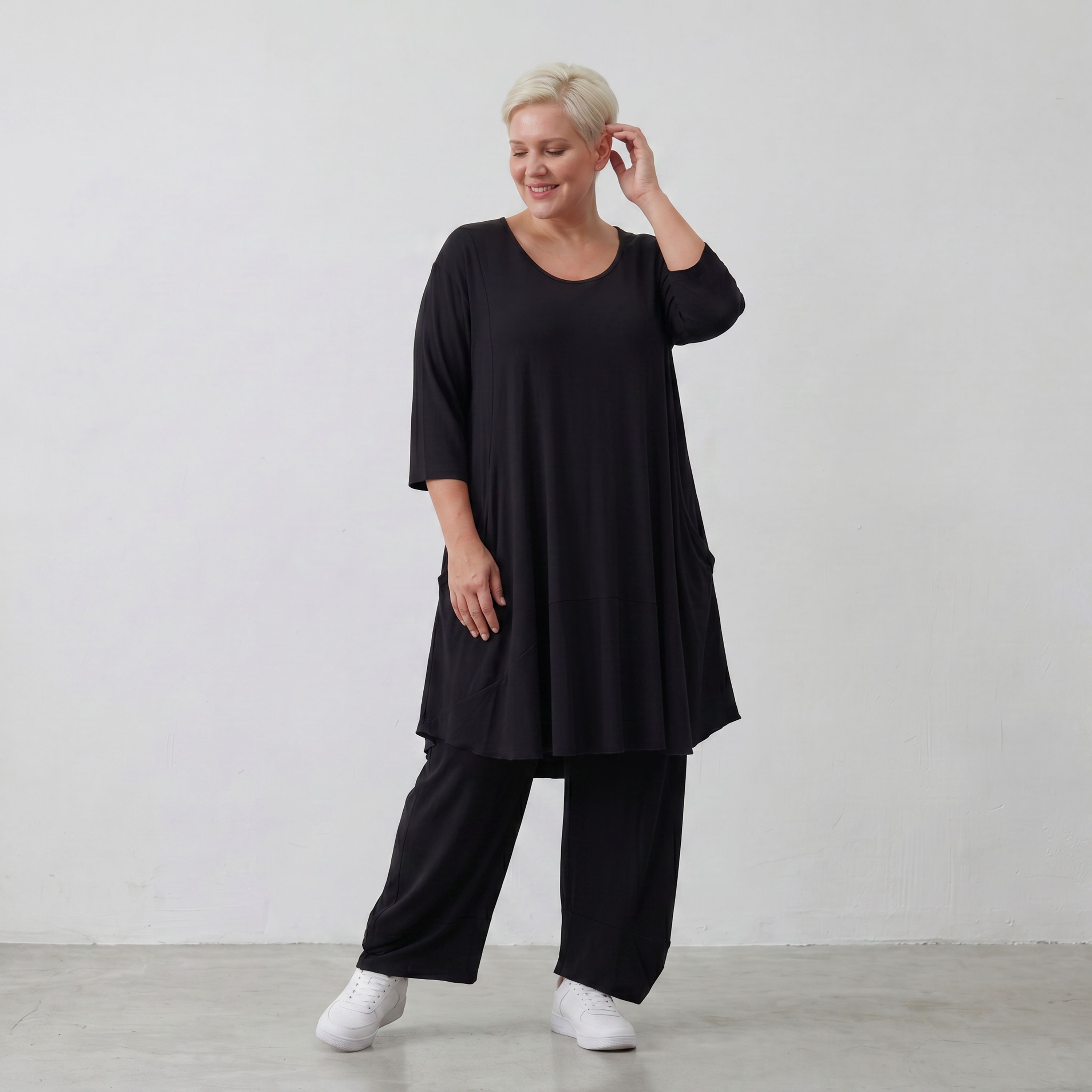 Fließendes Glockenshirt in tiefem Schwarz mit 3/4-Arm Rundhalsausschnitt und Nahttaschen