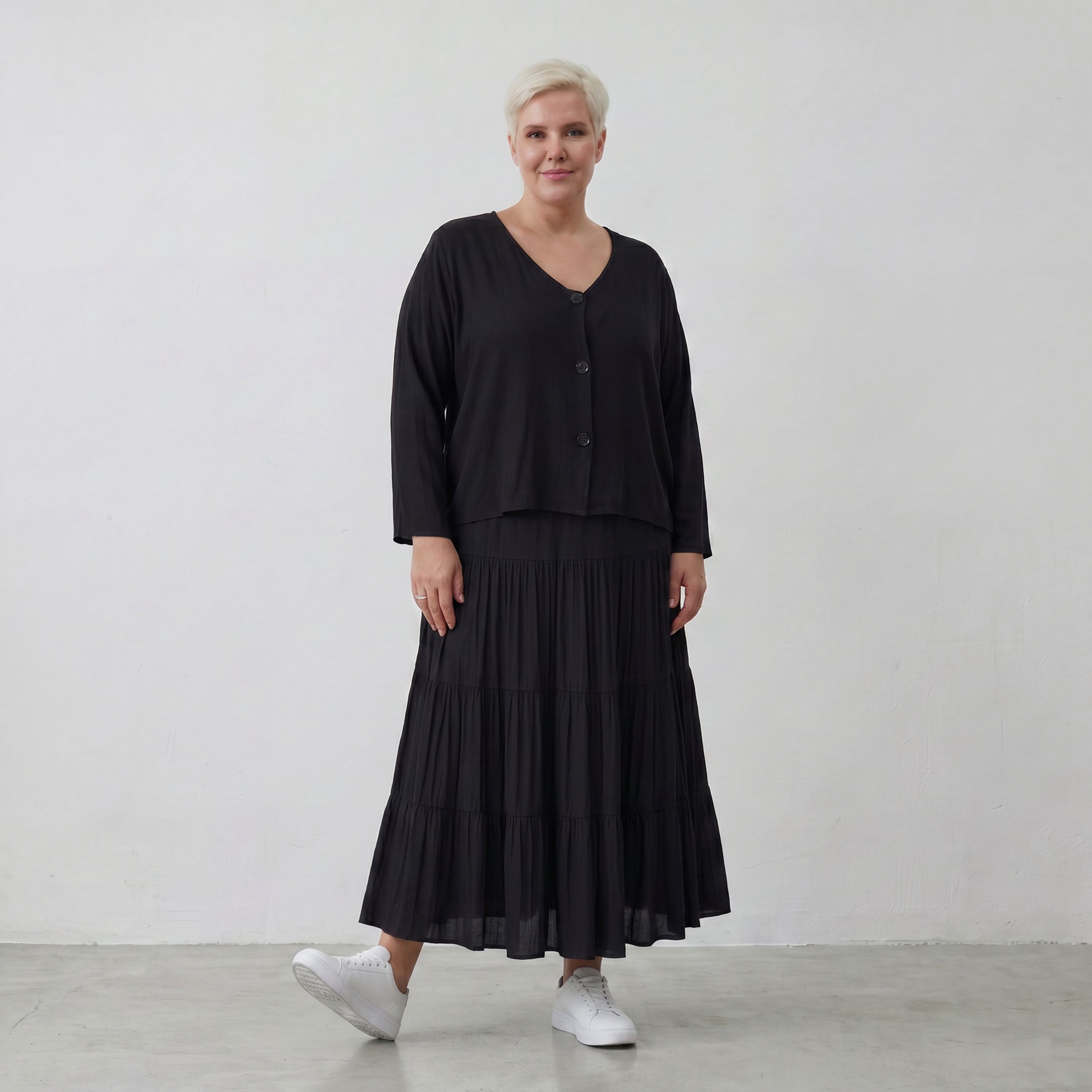 Leichte Jersey Jacke in tiefem Schwarz mit asymmetrischem Schnitt und weichem Tragekomfort