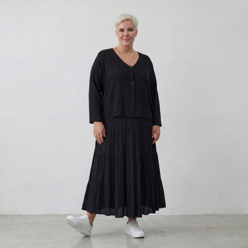 Leichte Jersey Jacke in tiefem Schwarz mit asymmetrischem Schnitt und weichem Tragekomfort