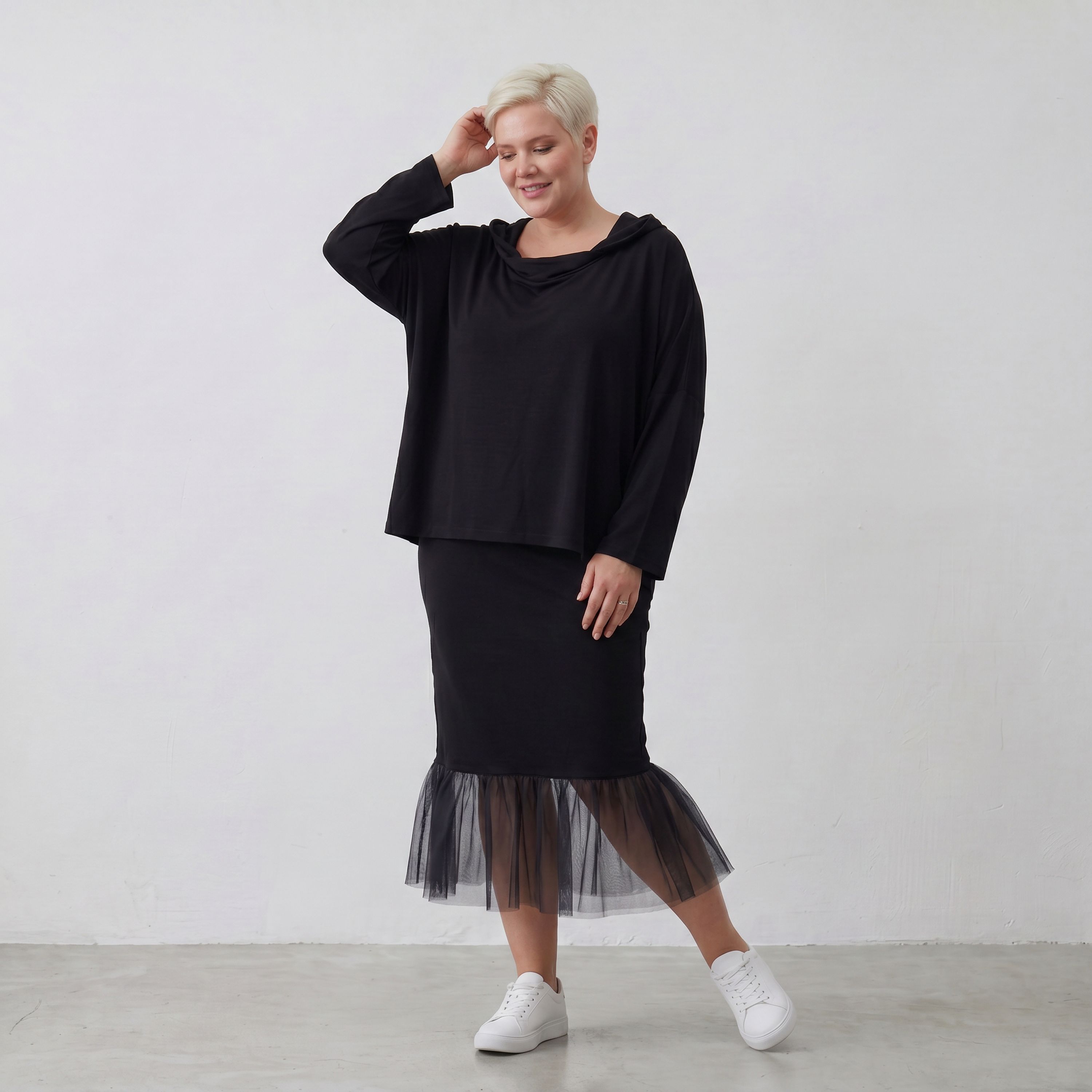 Fließendes Kapuzenshirt aus schwarzem Viskosejersey mit Dreiviertelarm und kastiger Form