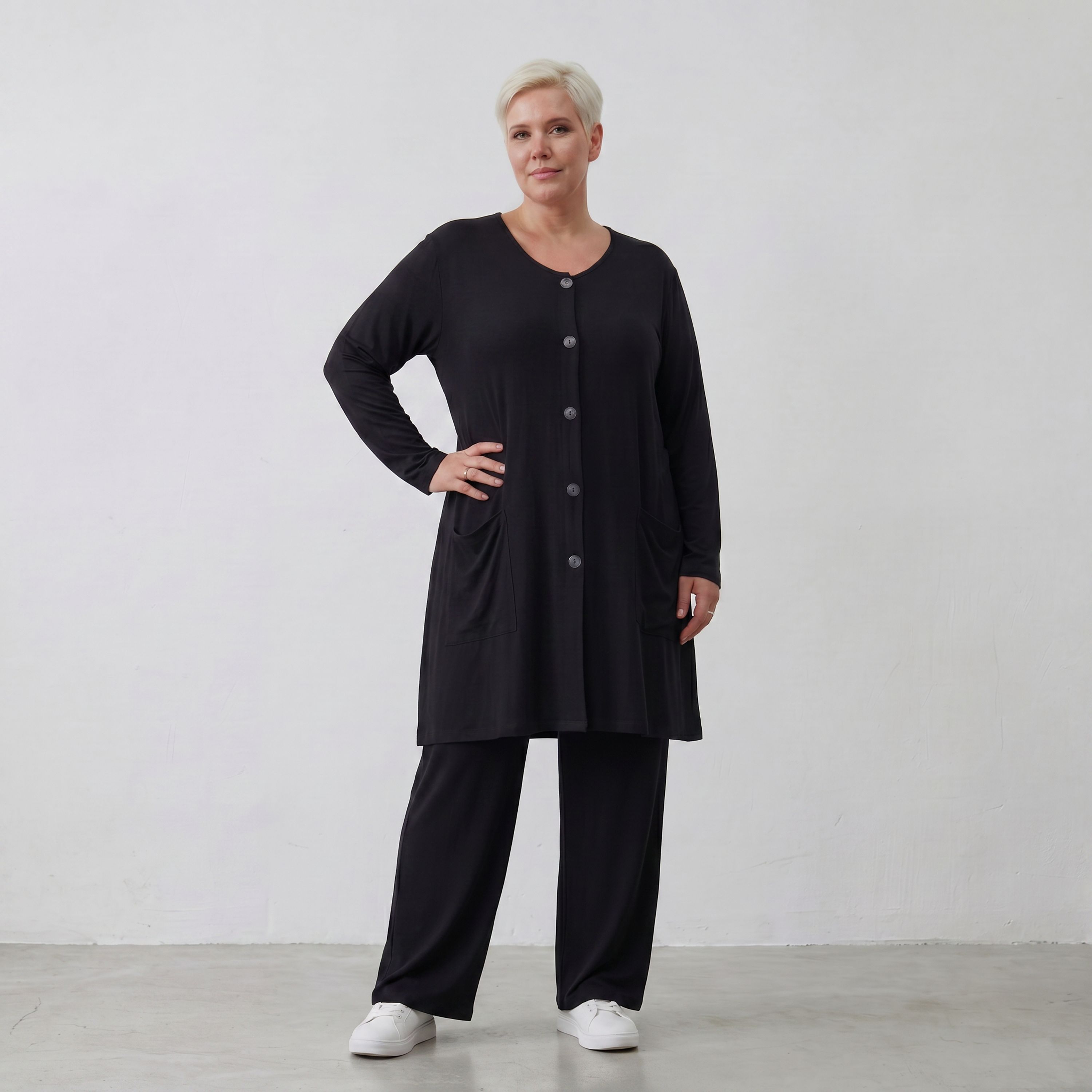 Elegante schwarze Jacke aus weichem Viskosejersey mit schmeichelndem Schnitt Knopfleiste