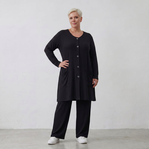 Elegante schwarze Jacke aus weichem Viskosejersey mit schmeichelndem Schnitt Knopfleiste