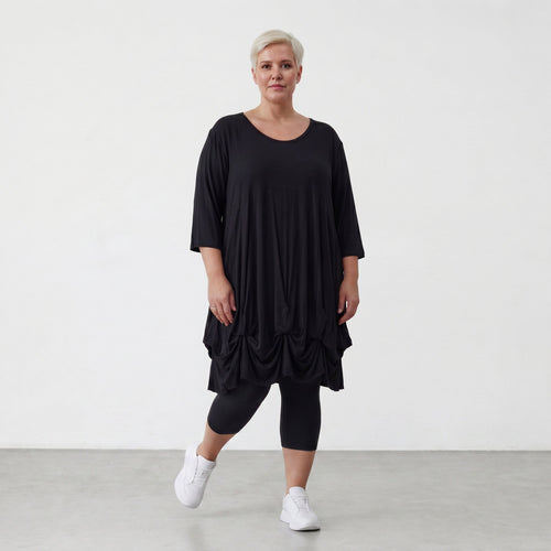 Elastisches Jersey Shirt in Schwarz mit 3/4-Arm Rundhalsausschnitt und weicher Saumraffung