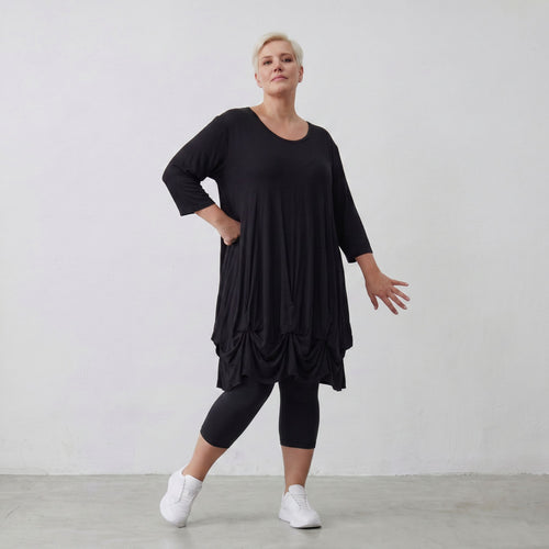 Elastisches Jersey Shirt in Schwarz mit 3/4-Arm Rundhalsausschnitt und weicher Saumraffung