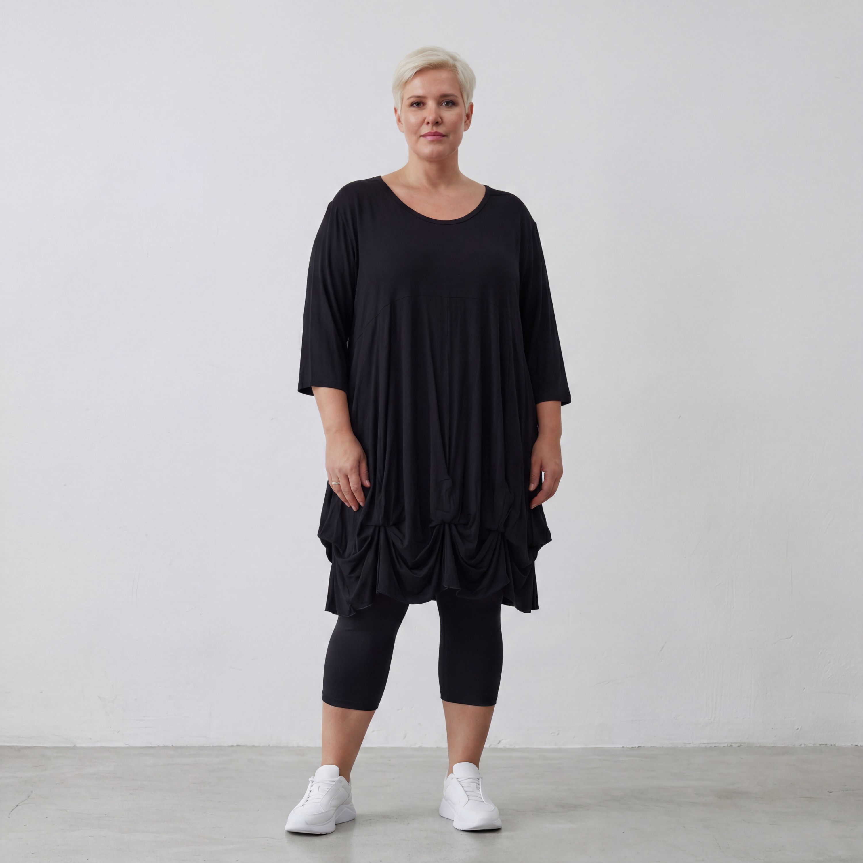 Elastisches Jersey Shirt in Schwarz mit 3/4-Arm Rundhalsausschnitt und weicher Saumraffung