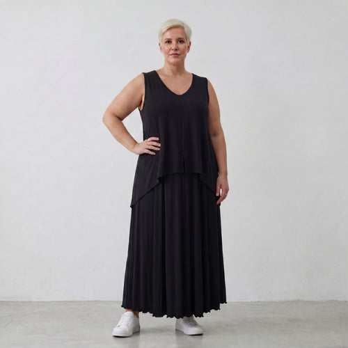 Ärmelloser Überwurf aus fließendem Viskosejersey in tiefem Schwarz mit moderner Zipfelform