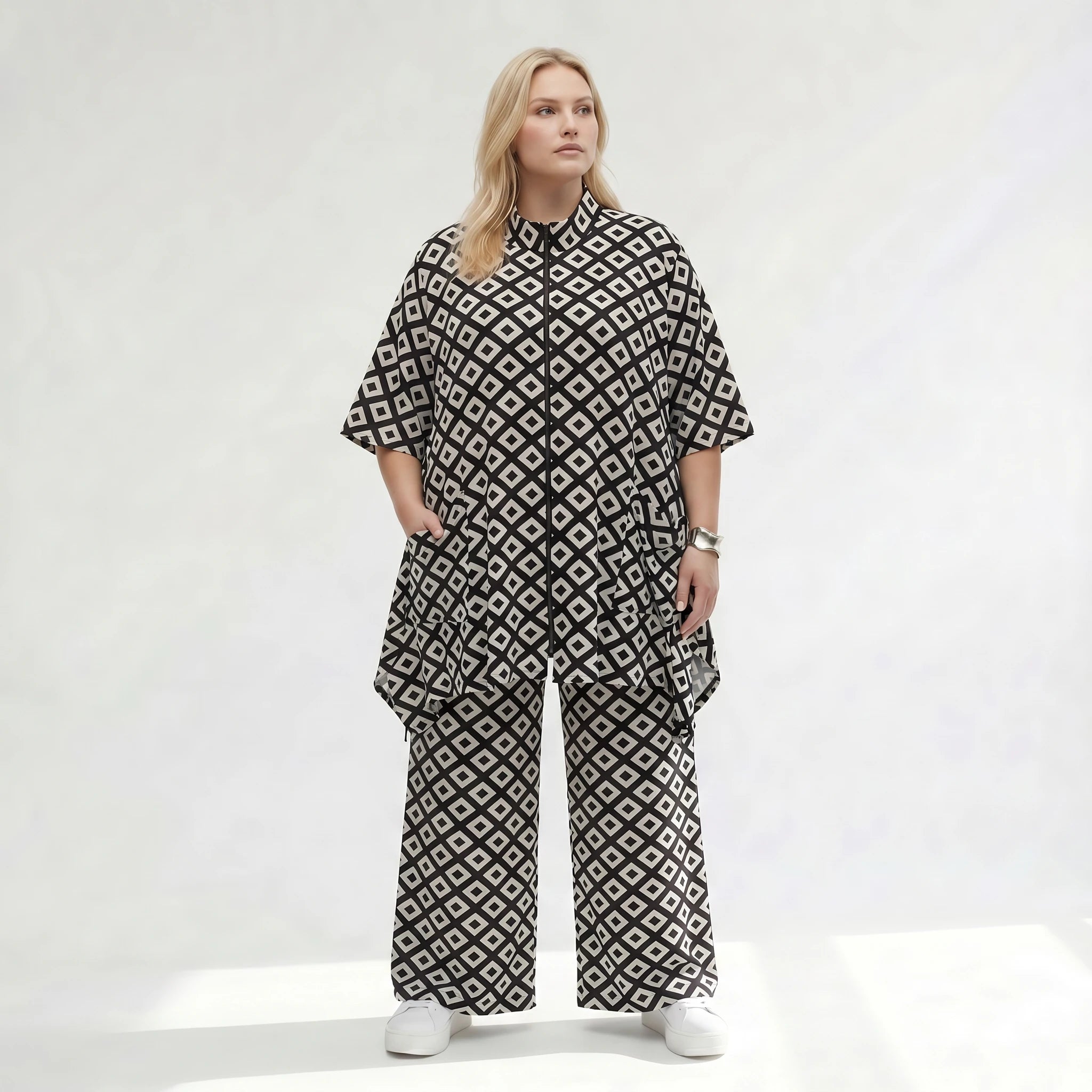 Ausgefallene Oversize Jacke im zeitlosen Lagenlook aus fließend stretchigem Slinky Material, Schwarz/Weiß
