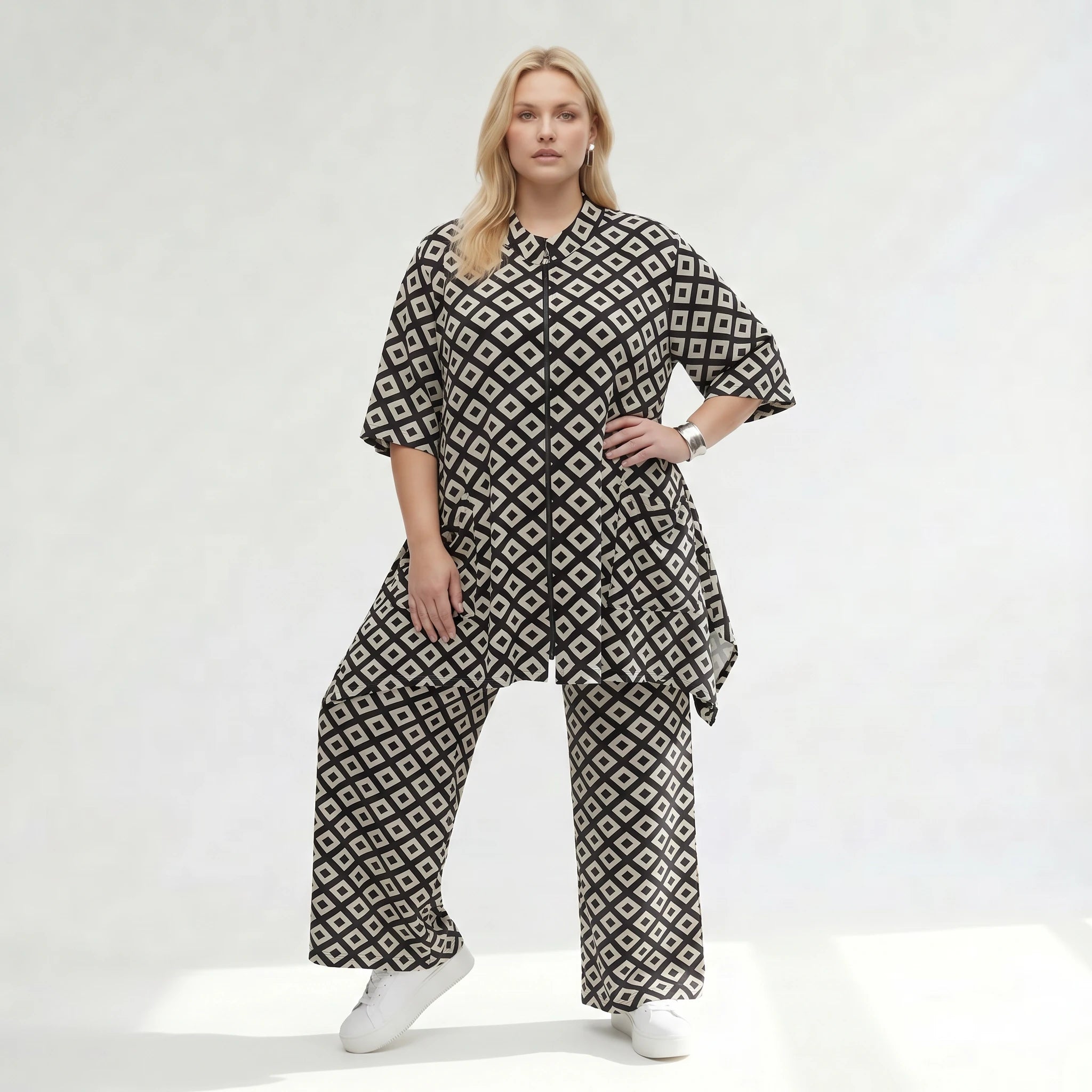 Ausgefallene Oversize Jacke im zeitlosen Lagenlook aus fließend stretchigem Slinky Material, Schwarz/Weiß