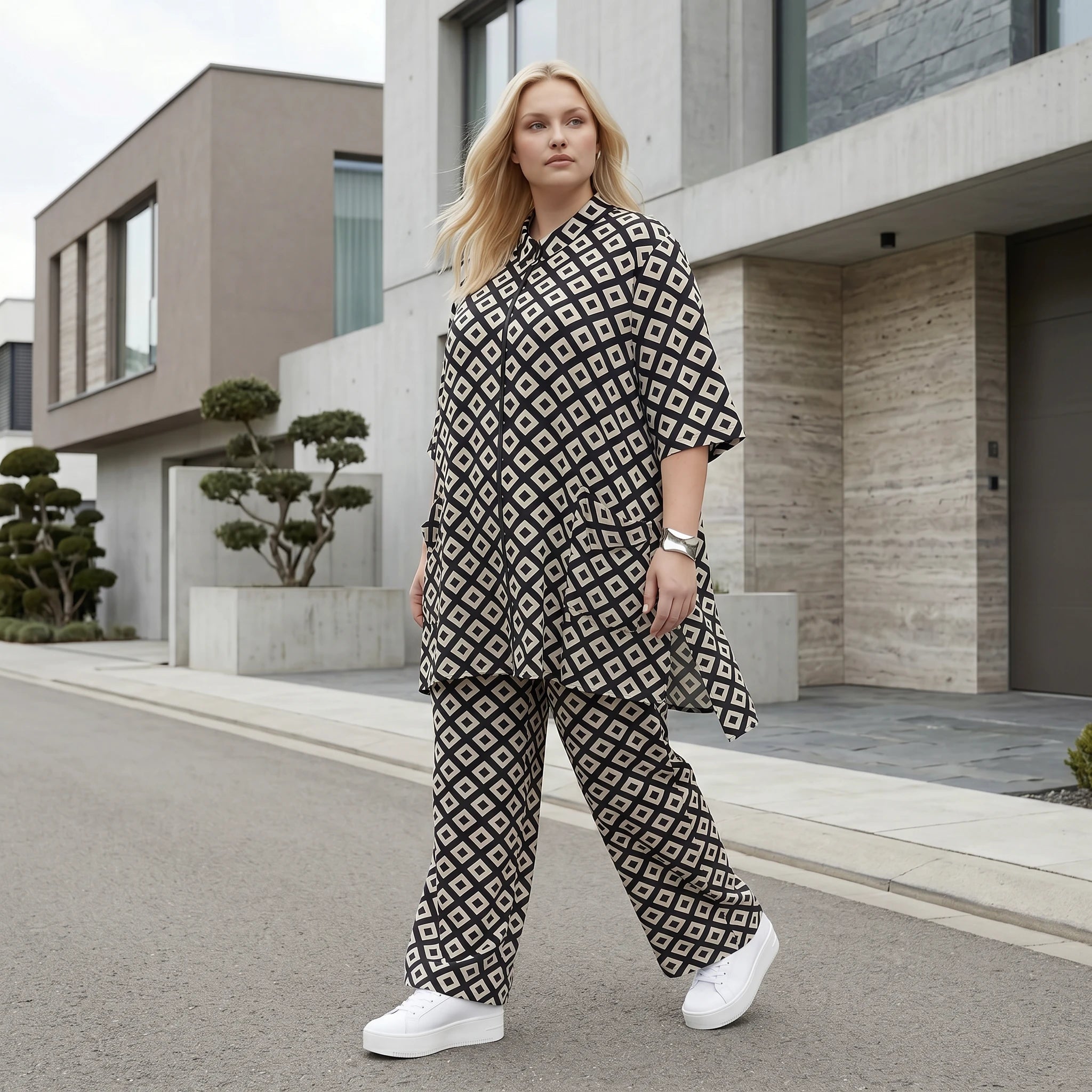 Ausgefallene Oversize Jacke im zeitlosen Lagenlook aus fließend stretchigem Slinky Material, Schwarz/Weiß