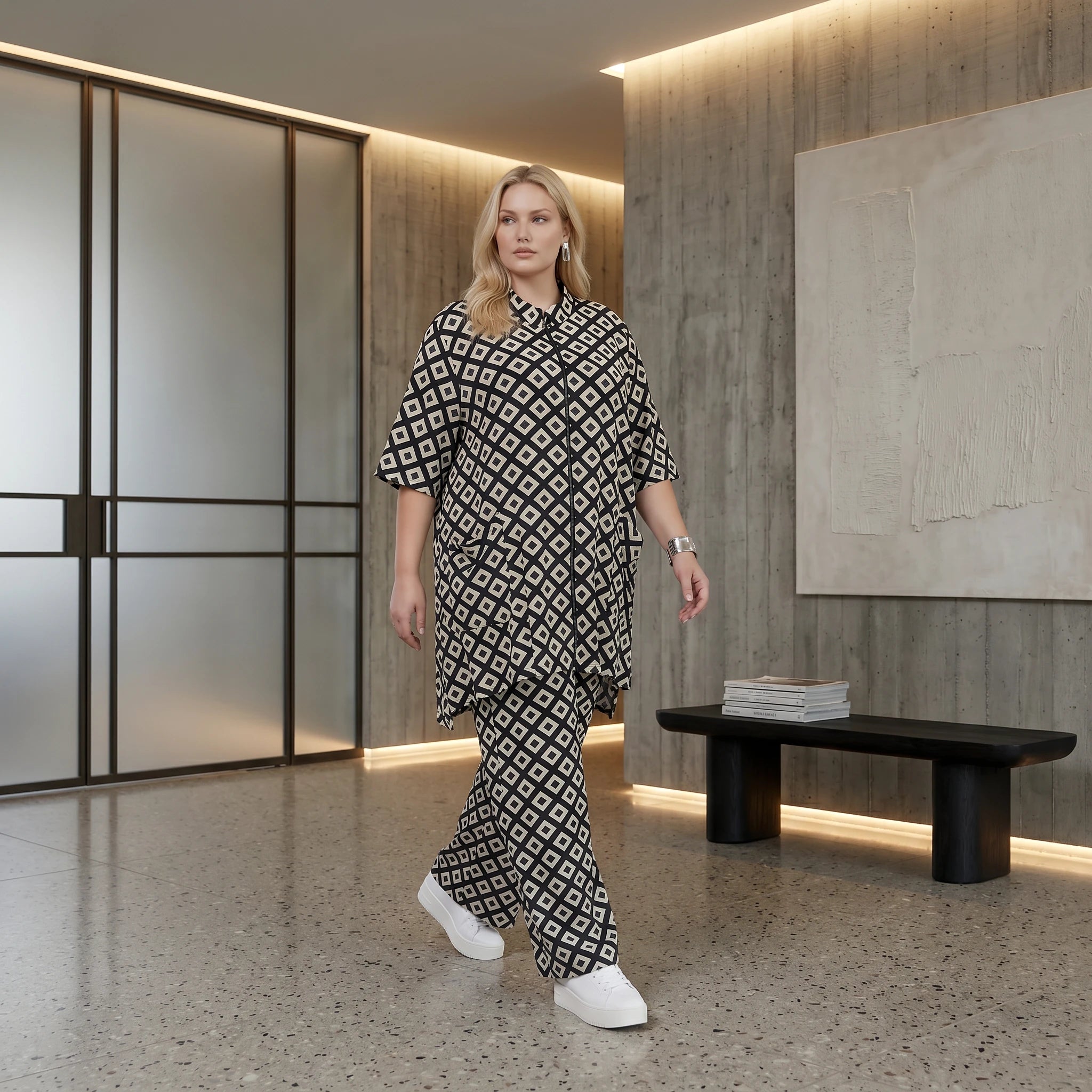 Ausgefallene Oversize Jacke im zeitlosen Lagenlook aus fließend stretchigem Slinky Material, Schwarz/Weiß