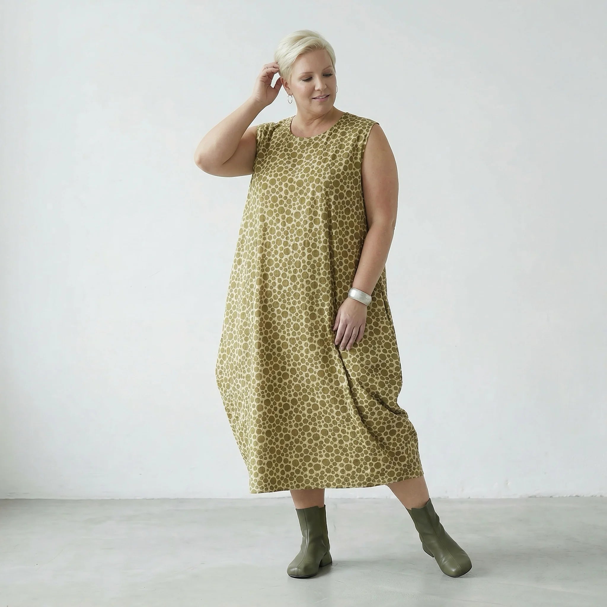 Zeitloses Oversize Ballon Kleid im legeren Lagenlook aus feiner Baumwoll Popeline mit Punkten, Beige/Olive