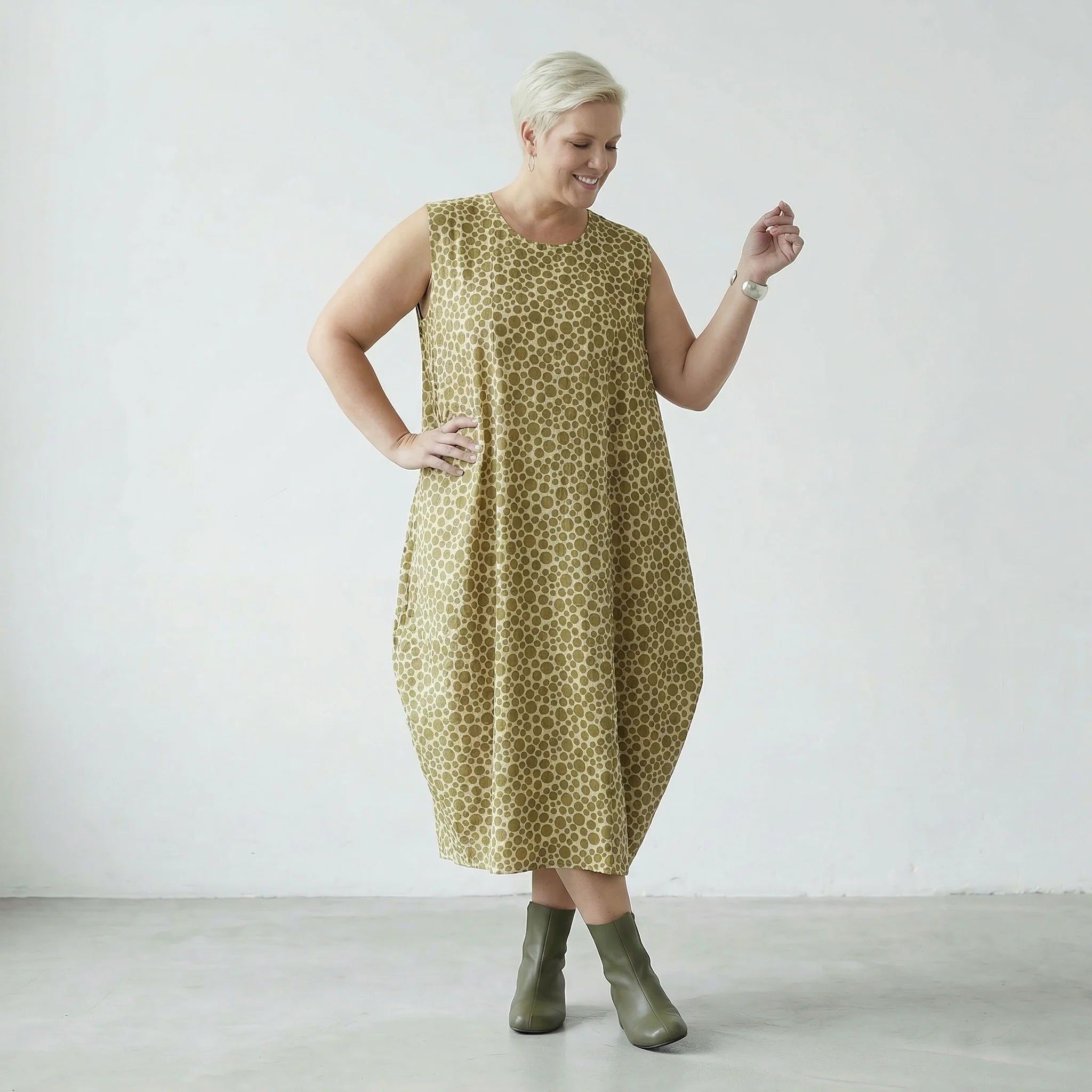 Zeitloses Oversize Ballon Kleid im legeren Lagenlook aus feiner Baumwoll Popeline mit Punkten, Beige/Olive
