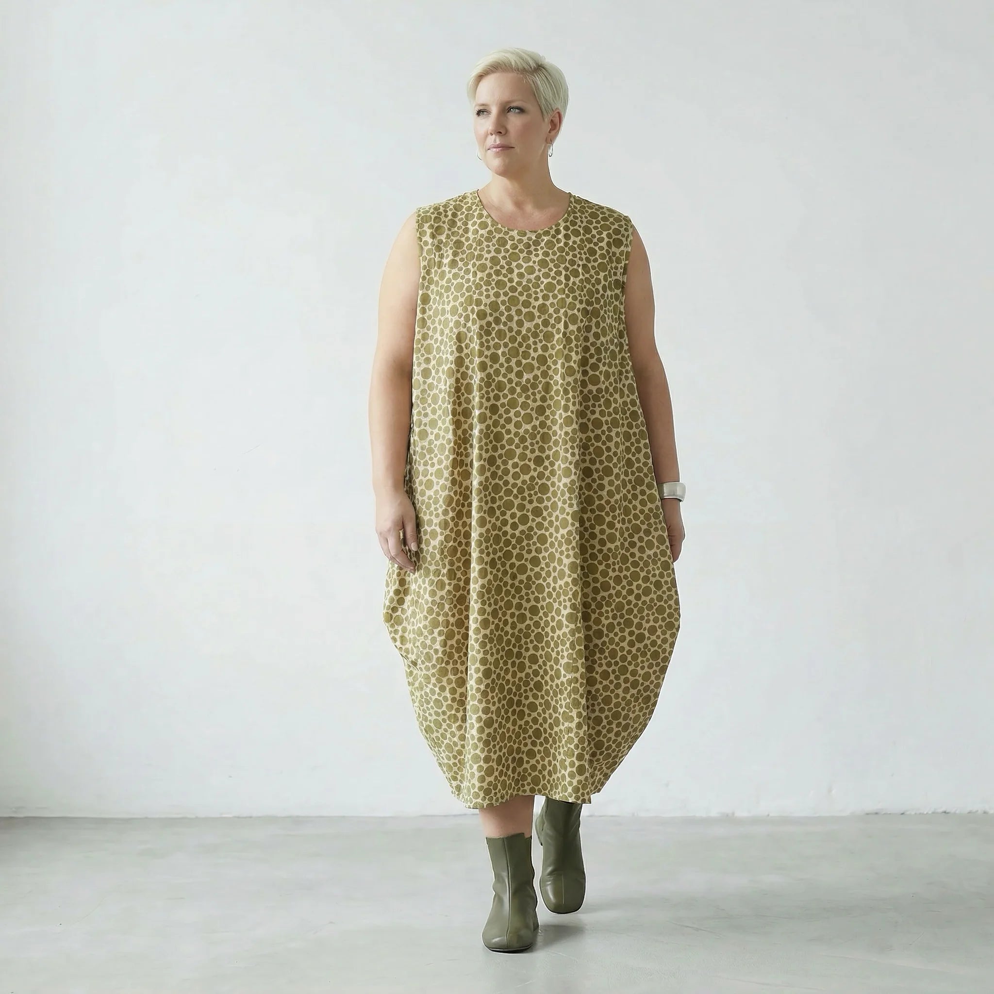 Zeitloses Oversize Ballon Kleid im legeren Lagenlook aus feiner Baumwoll Popeline mit Punkten, Beige/Olive