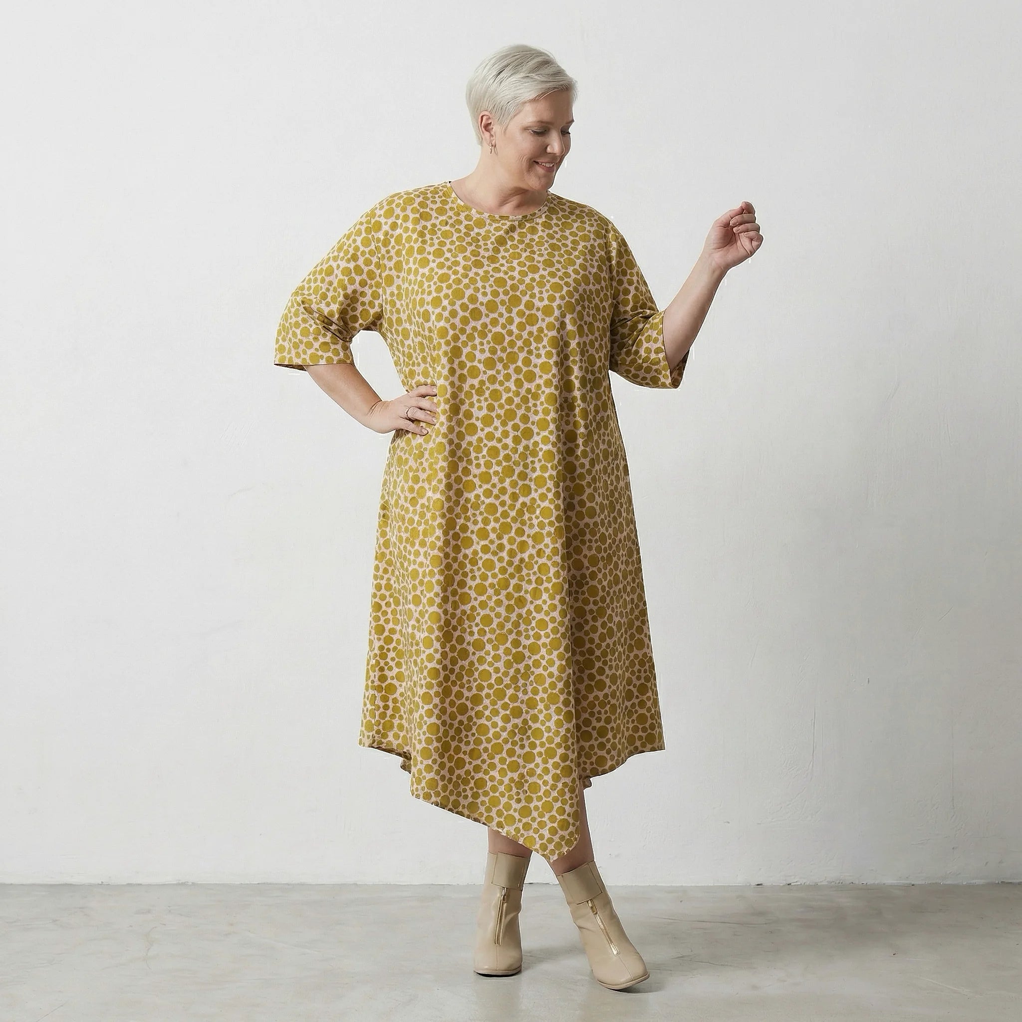 Luftiges Oversize Ballonkleid aus feiner Baumwoll-Popeline mit stilvollem Lagenlook, Punkte, Beige/Olive