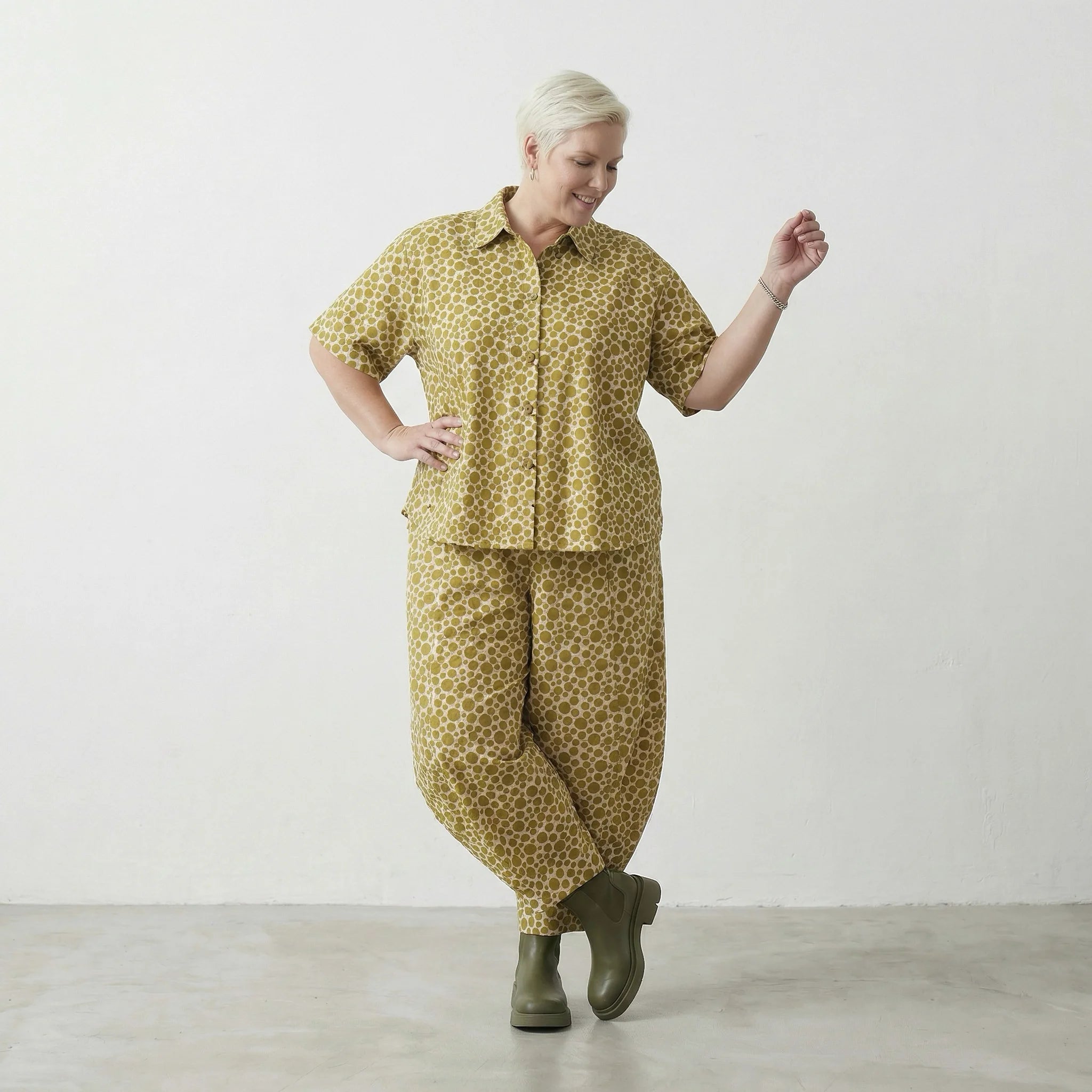 Leichtes Lagenlook Statement in luftigem Oversize Stil mit zeitlosen Punkten aus Baumwolle, Beige/Olive