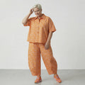 Leichte Ballonhose aus feiner Baumwolle im angesagten Lagenlook mit weiten Beinen und Punkten, Rosa/Orange