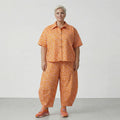 Leichte Ballonhose aus feiner Baumwolle im angesagten Lagenlook mit weiten Beinen und Punkten, Rosa/Orange