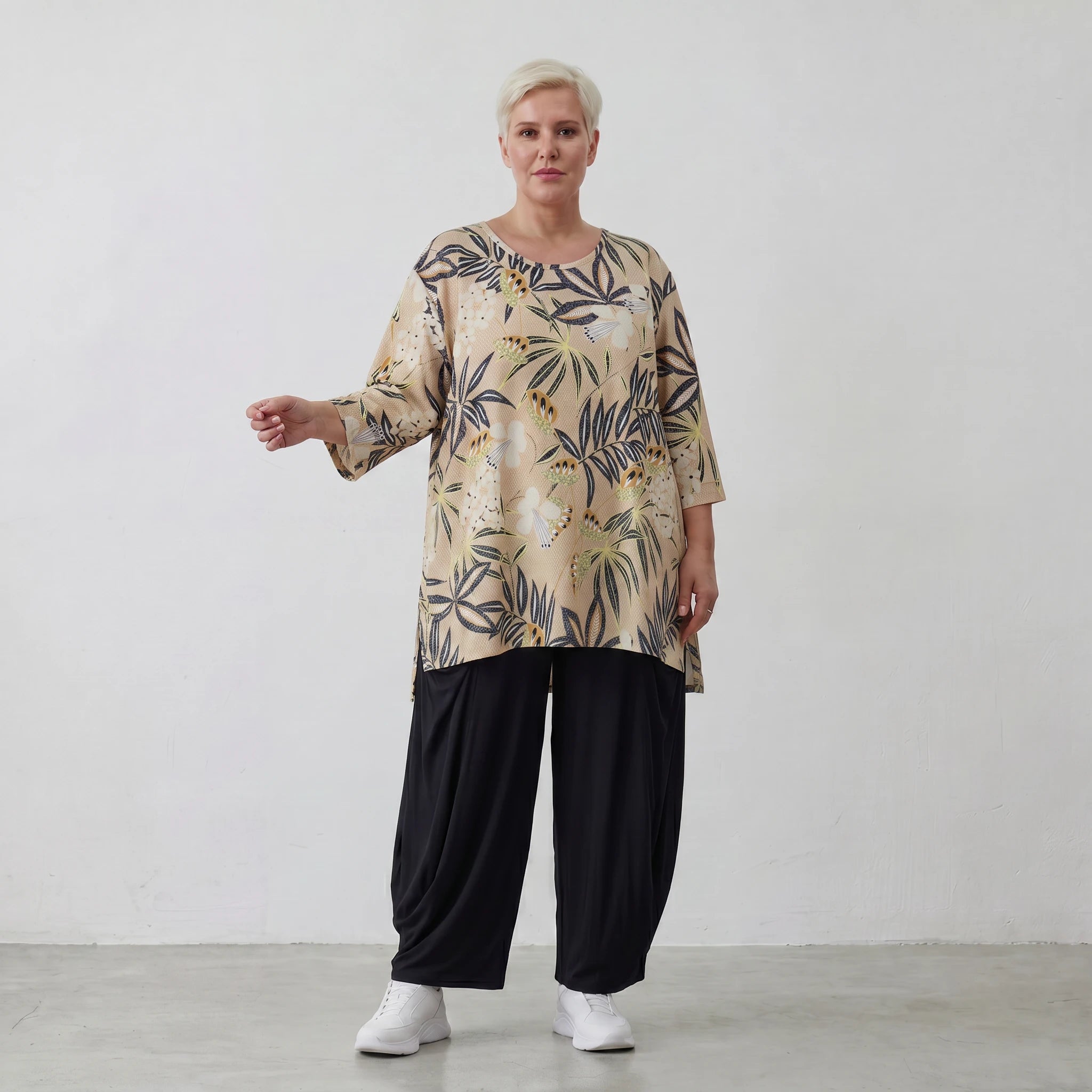 Zeitlos legeres Lagenlook Oversize Shirt aus zarter Viskose Popeline mit ausgefallenem Blumenmuster, Sand/Multi