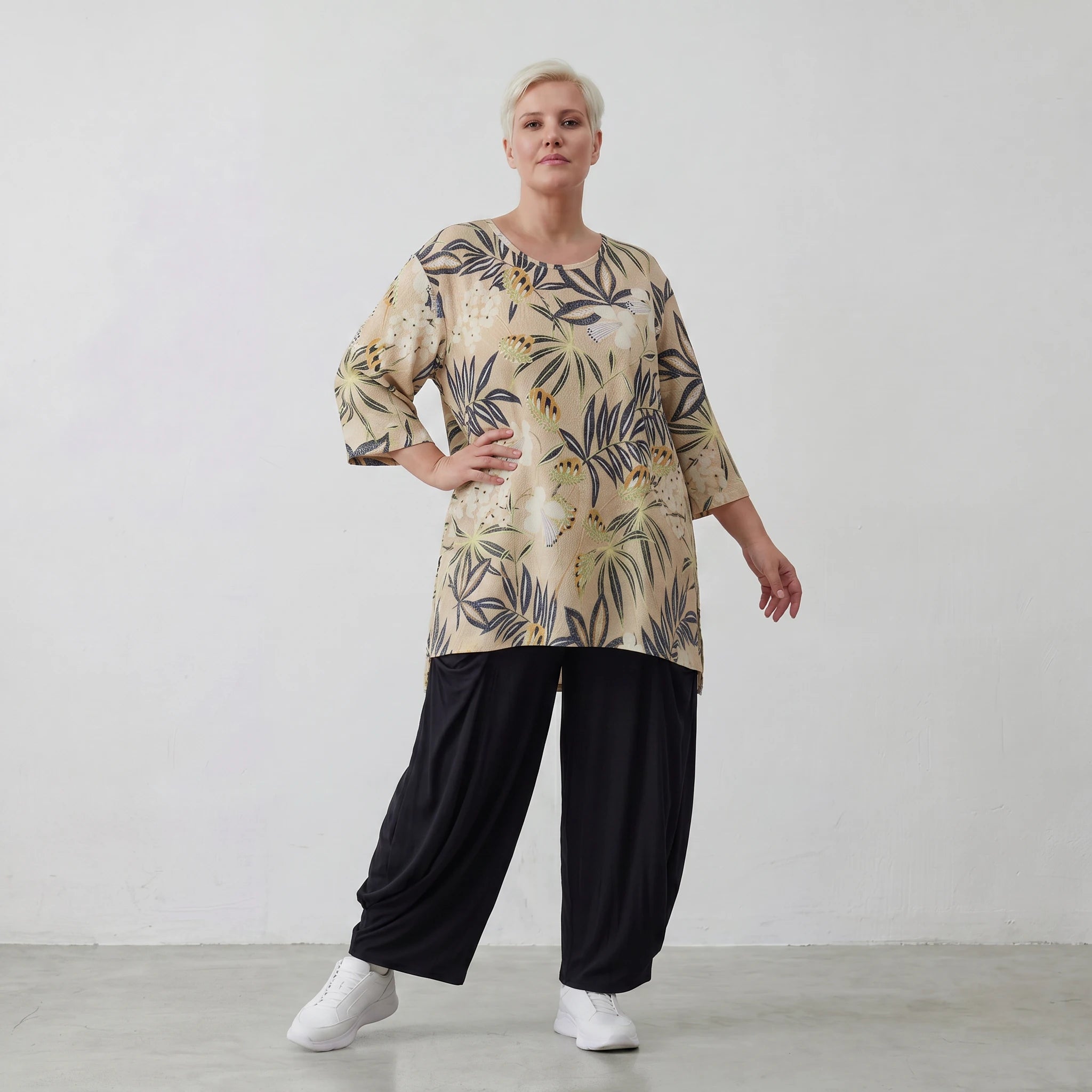 Zeitlos legeres Lagenlook Oversize Shirt aus zarter Viskose Popeline mit ausgefallenem Blumenmuster, Sand/Multi