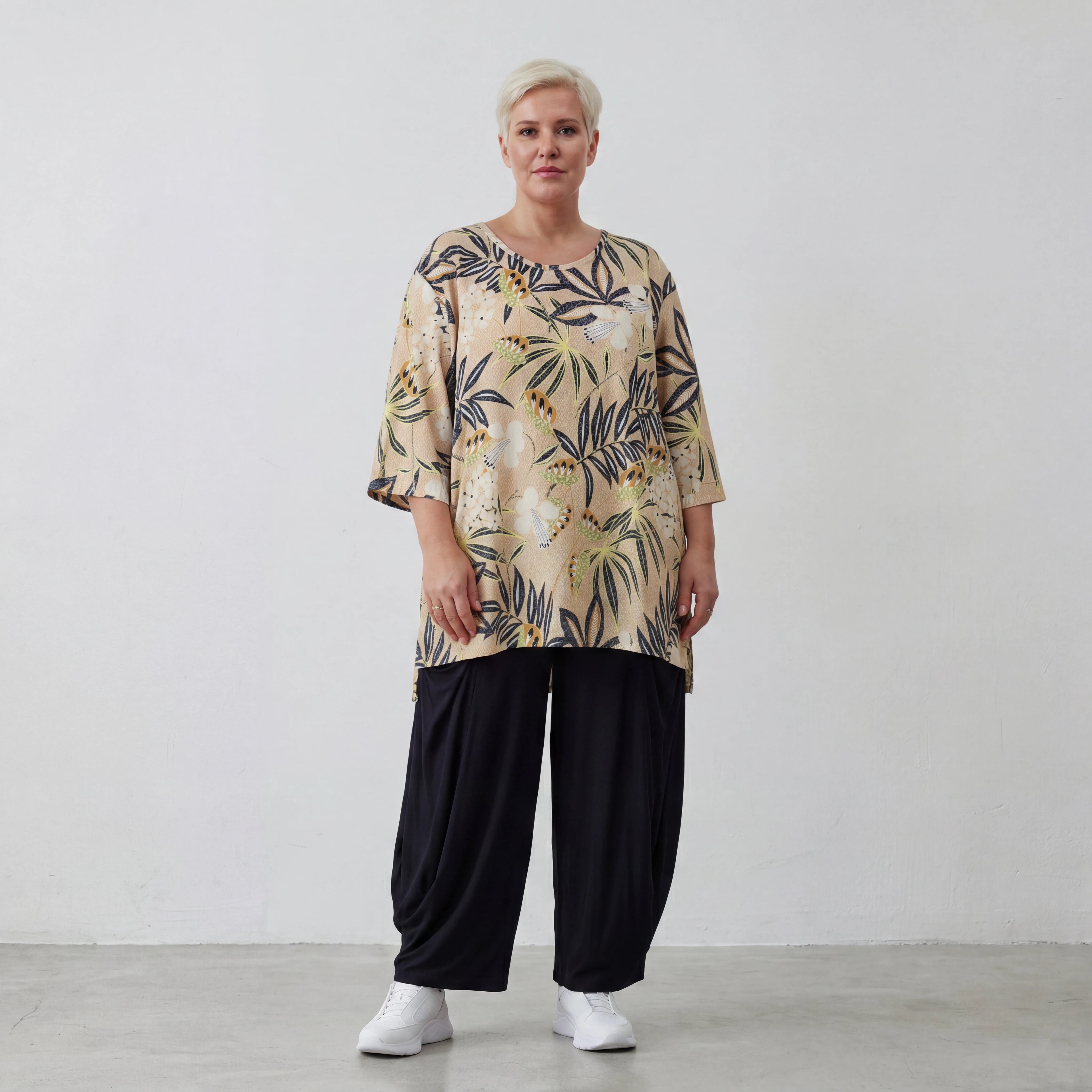 Zeitlos legeres Lagenlook Oversize Shirt aus zarter Viskose Popeline mit ausgefallenem Blumenmuster, Sand/Multi