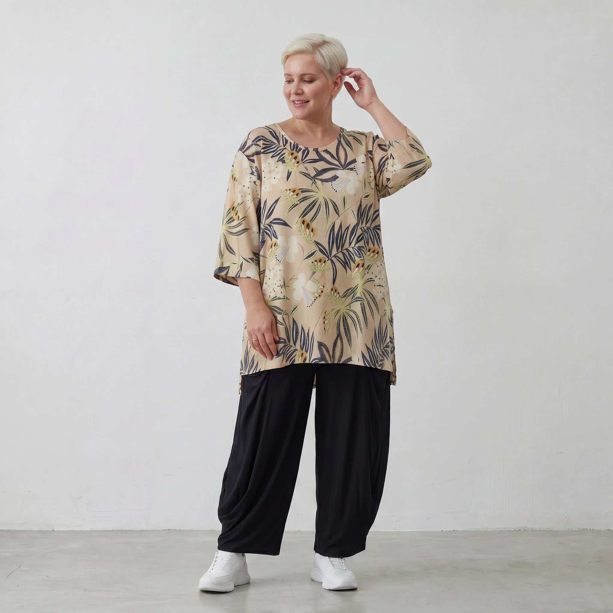 Zeitlos legeres Lagenlook Oversize Shirt aus zarter Viskose Popeline mit ausgefallenem Blumenmuster, Sand/Multi