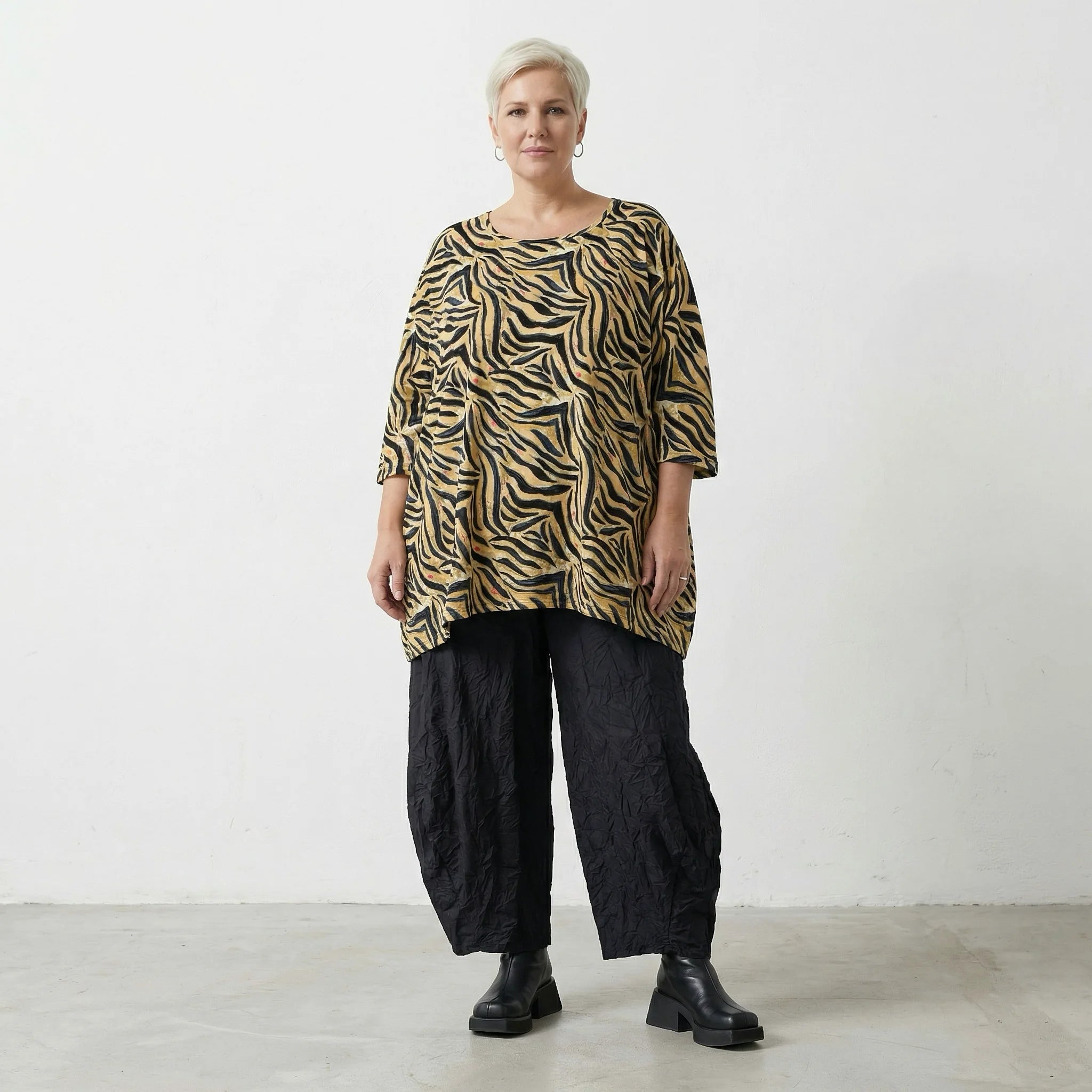 Ausgefallenes A-Form Big Shirt mit luftig leichter Popeline und modernem Zebra Lagenlook, Beige/Schwarz/Fuchsia