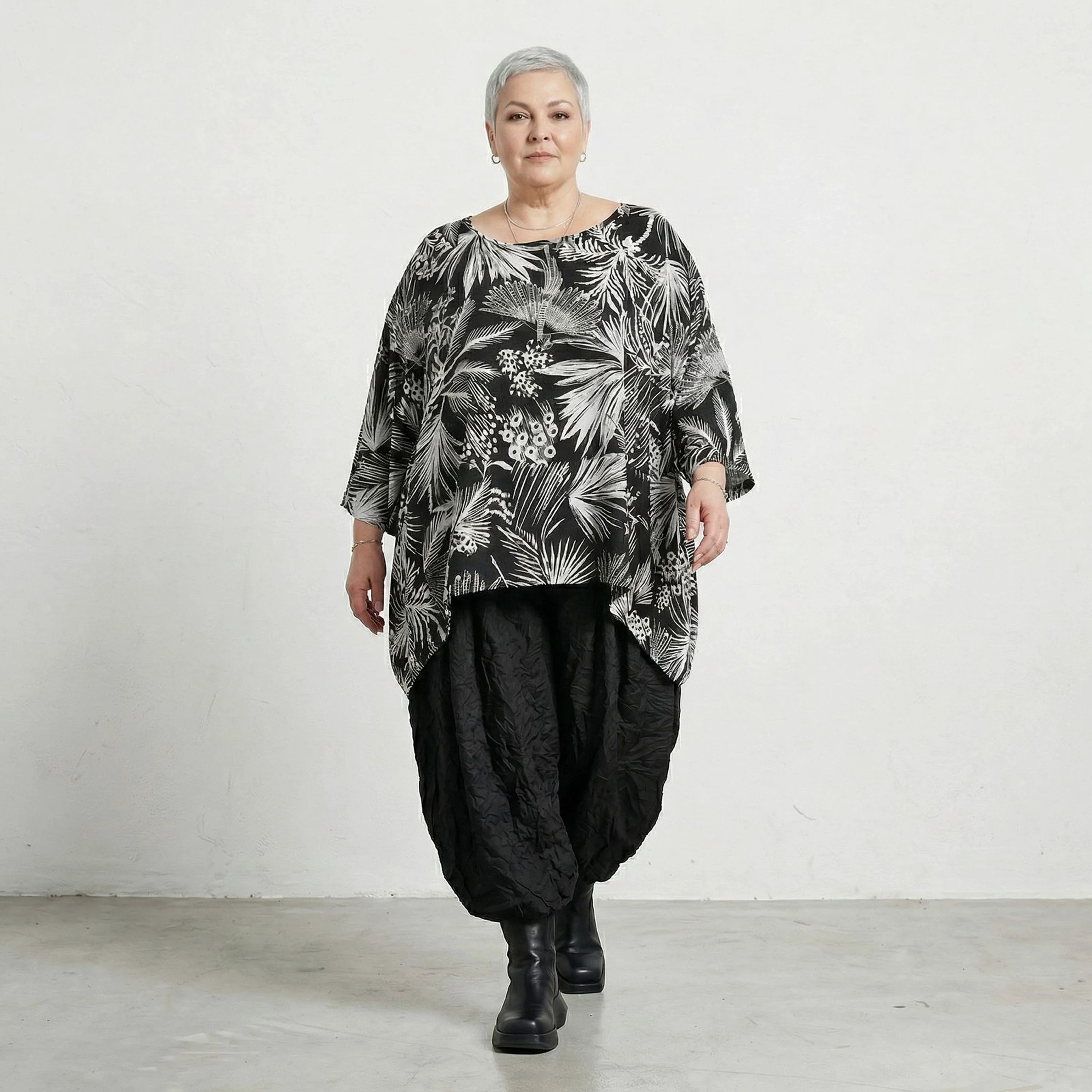 Außergewöhnlich leichtes Oversize Lagenlook Big Shirt mit floraler Musterung in Leinen Optik, Schwarz/Weiß