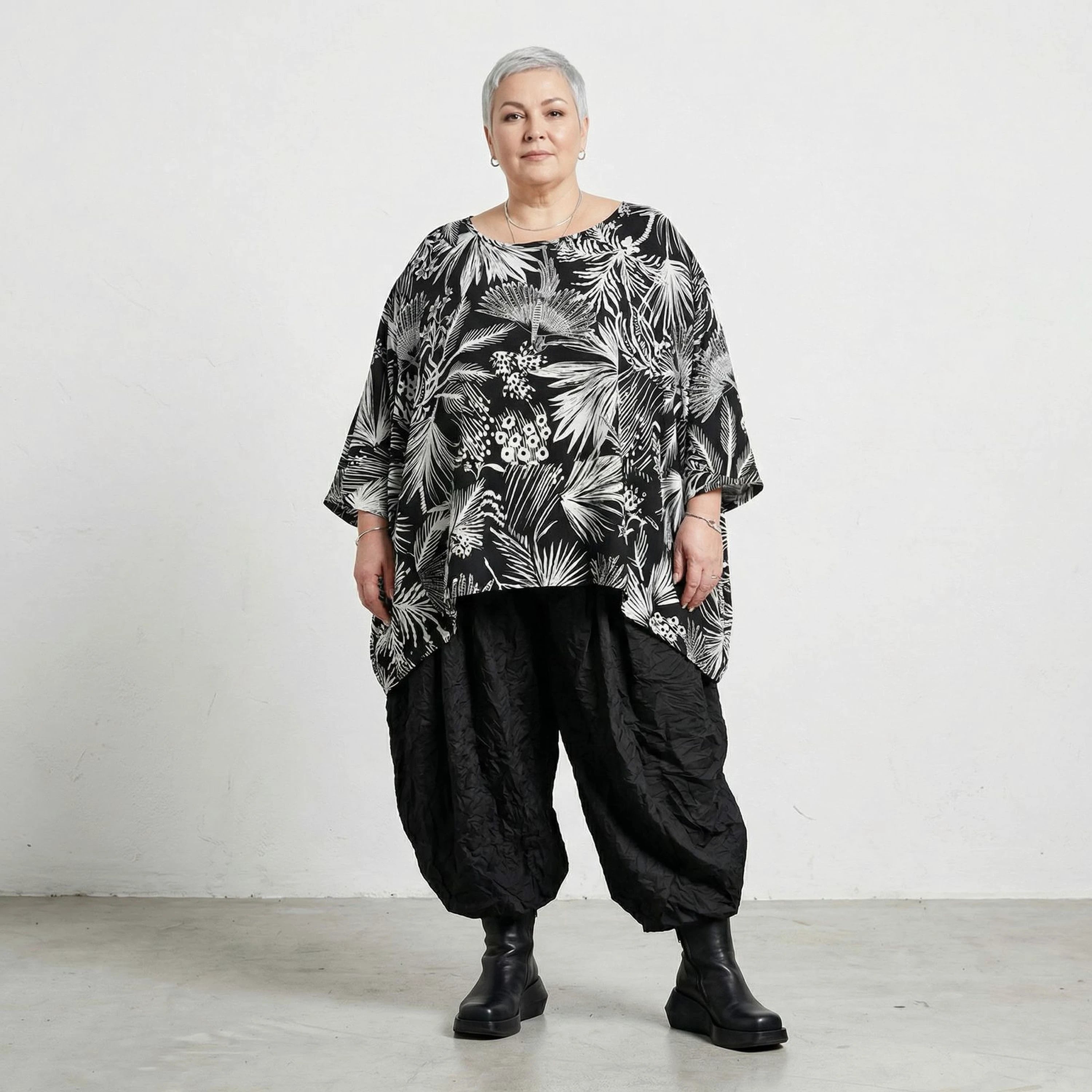 Außergewöhnlich leichtes Oversize Lagenlook Big Shirt mit floraler Musterung in Leinen Optik, Schwarz/Weiß