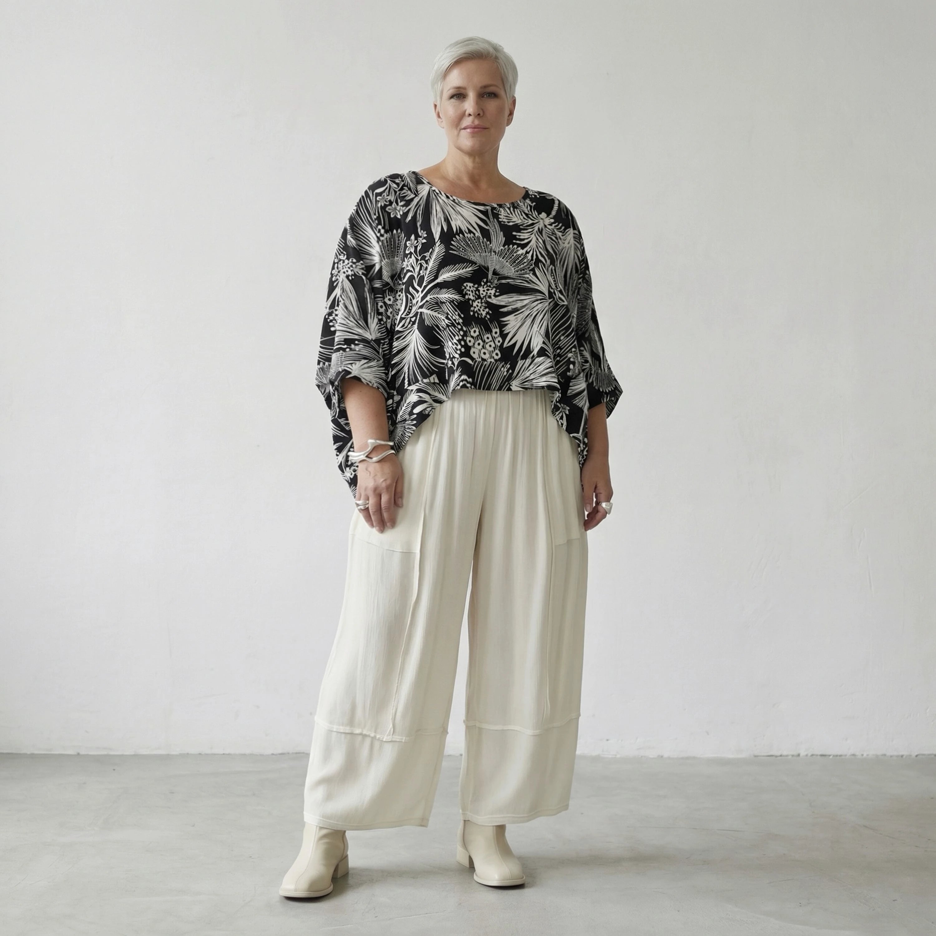 Ausgefallener Oversize Überwurf in luftig leichter Leinen Optik mit Blumenmuster, lässig leger, Schwarz/Weiß