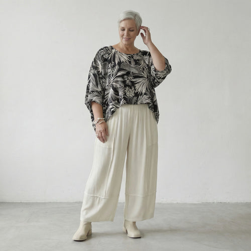 Ausgefallener Oversize Überwurf in luftig leichter Leinen Optik mit Blumenmuster, lässig leger, Schwarz/Weiß