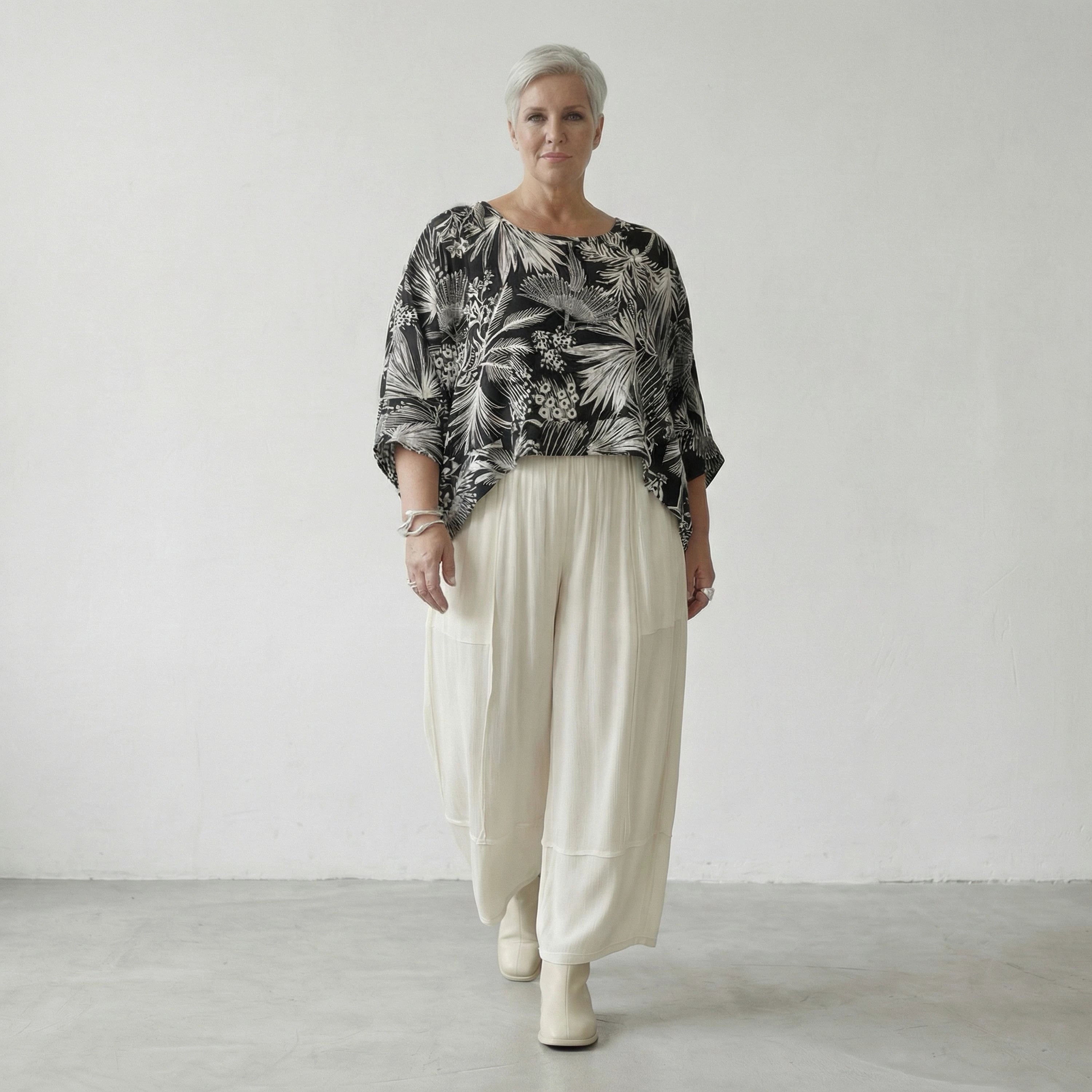 Ausgefallener Oversize Überwurf in luftig leichter Leinen Optik mit Blumenmuster, lässig leger, Schwarz/Weiß