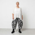 Ausgefallene Ballon Hose im Lagenlook mit weitem Bein, luftig leicht und leger, Blumenmuster, Schwarz/Weiß