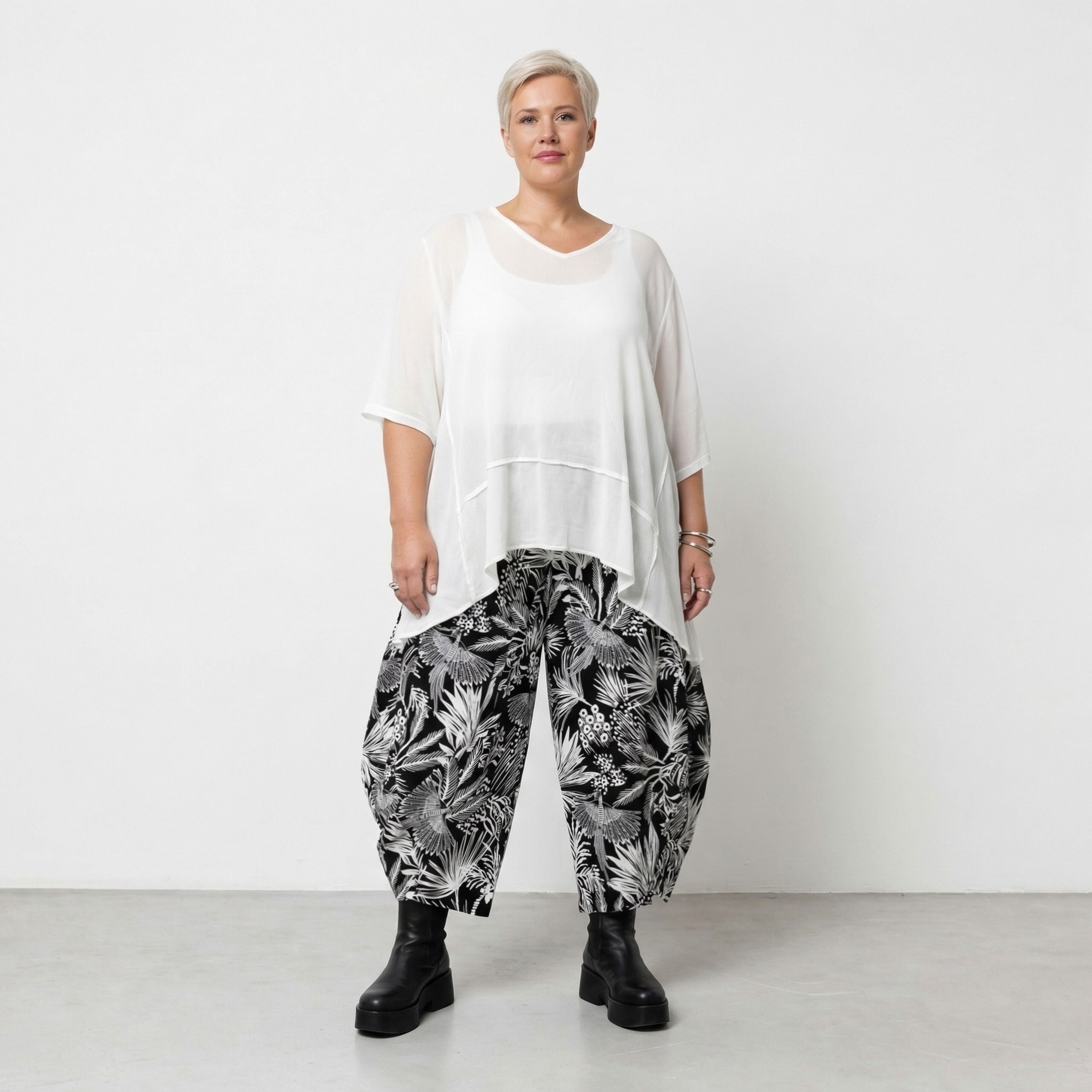 Ausgefallene Ballon Hose im Lagenlook mit weitem Bein, luftig leicht und leger, Blumenmuster, Schwarz/Weiß