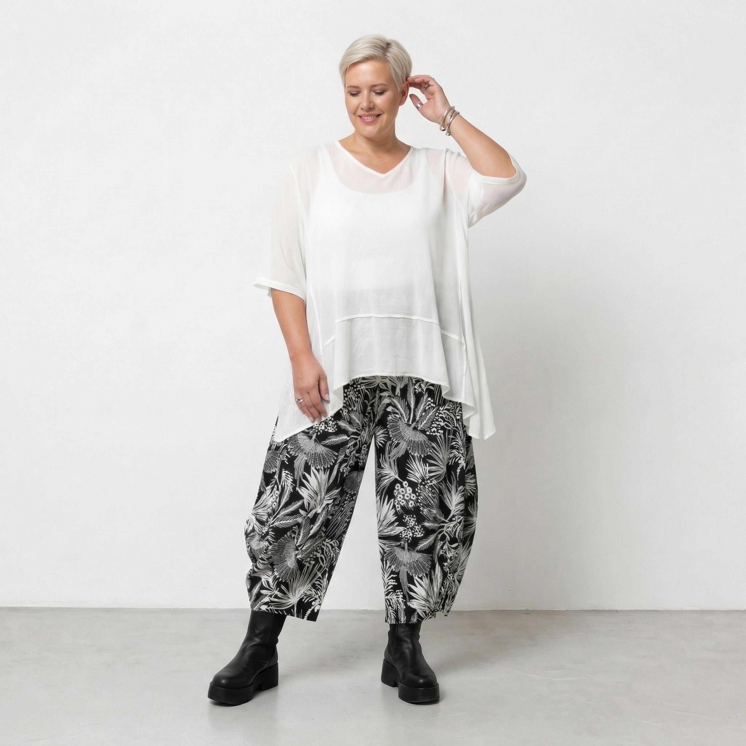 Ausgefallene Ballon Hose im Lagenlook mit weitem Bein, luftig leicht und leger, Blumenmuster, Schwarz/Weiß
