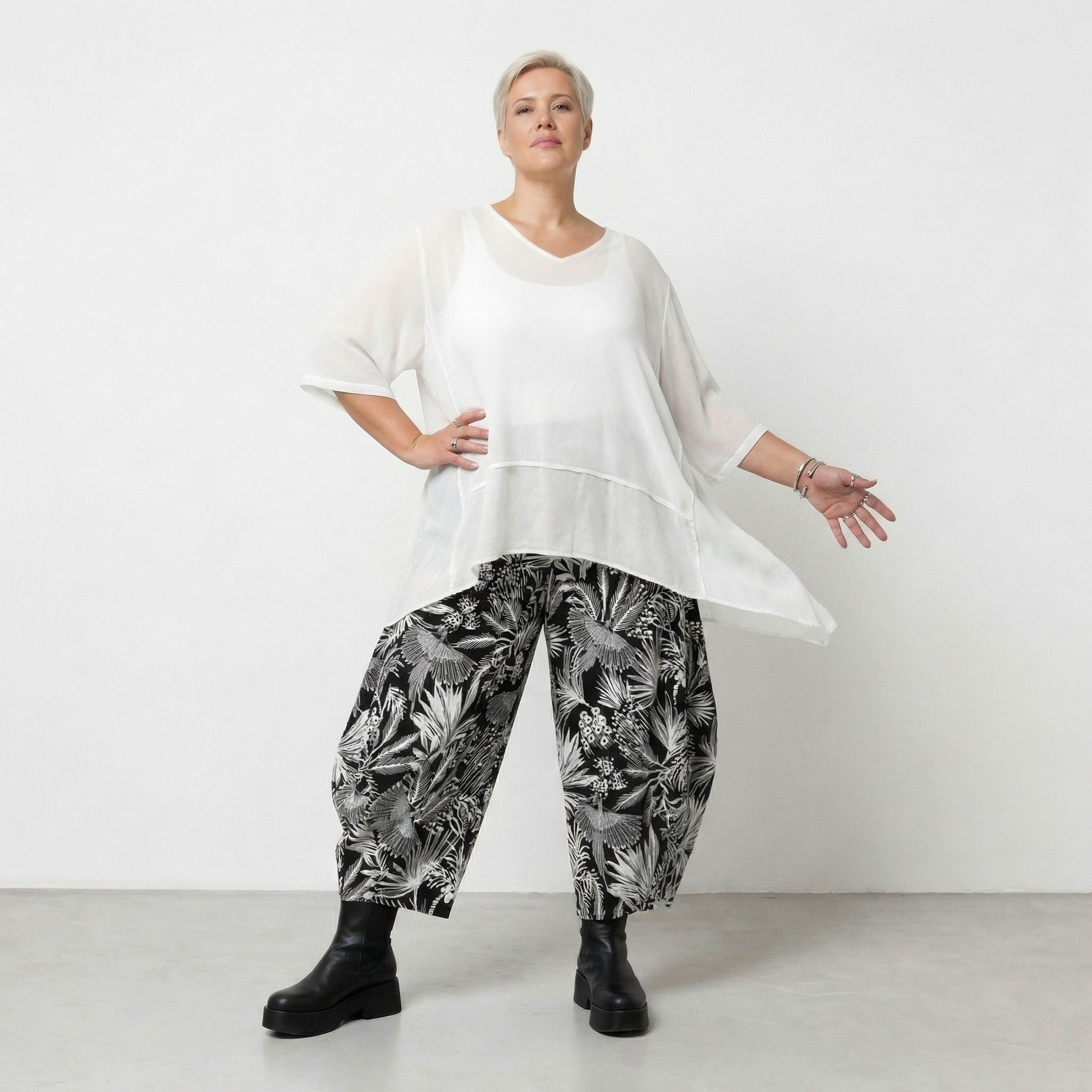 Ausgefallene Ballon Hose im Lagenlook mit weitem Bein, luftig leicht und leger, Blumenmuster, Schwarz/Weiß