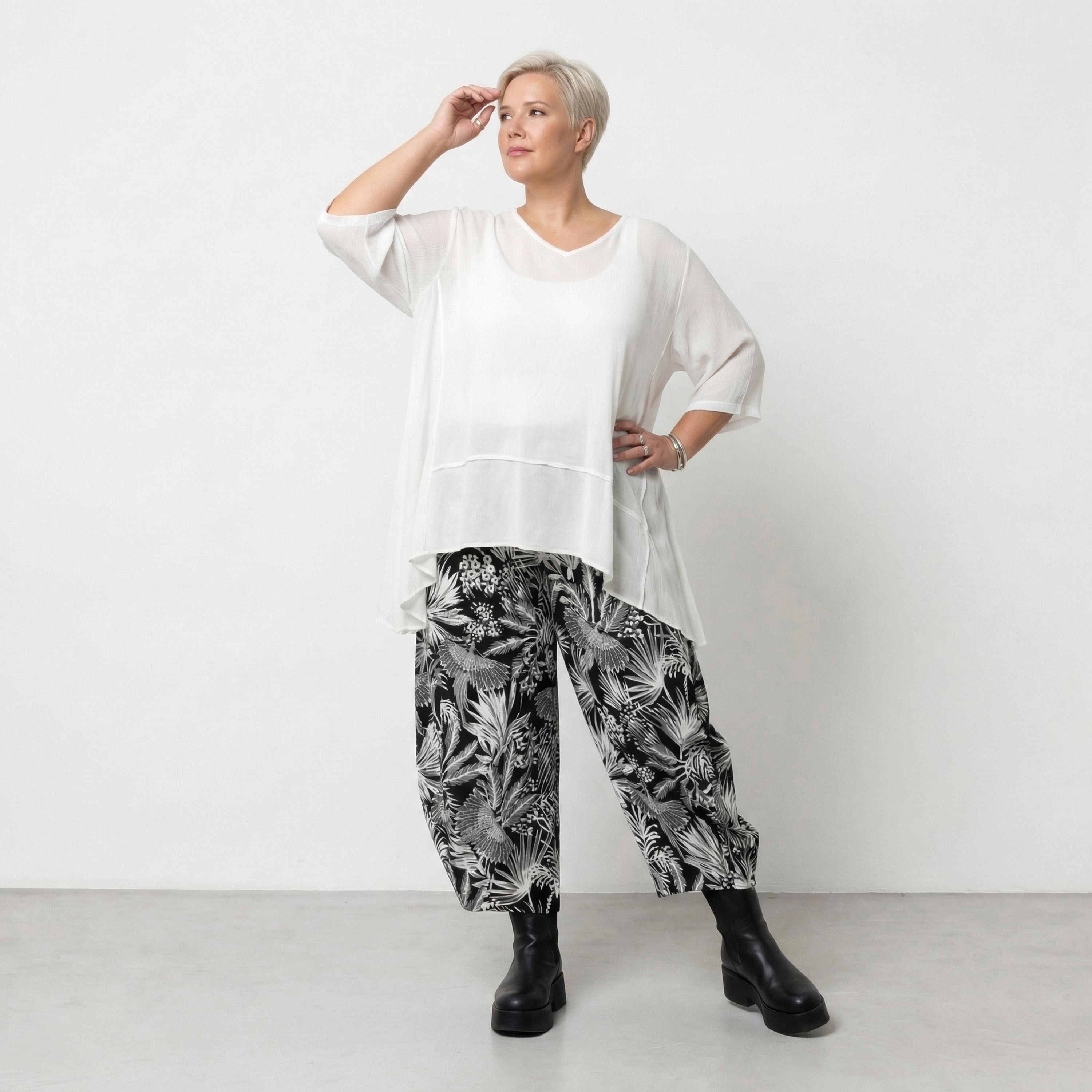 Ausgefallene Ballon Hose im Lagenlook mit weitem Bein, luftig leicht und leger, Blumenmuster, Schwarz/Weiß