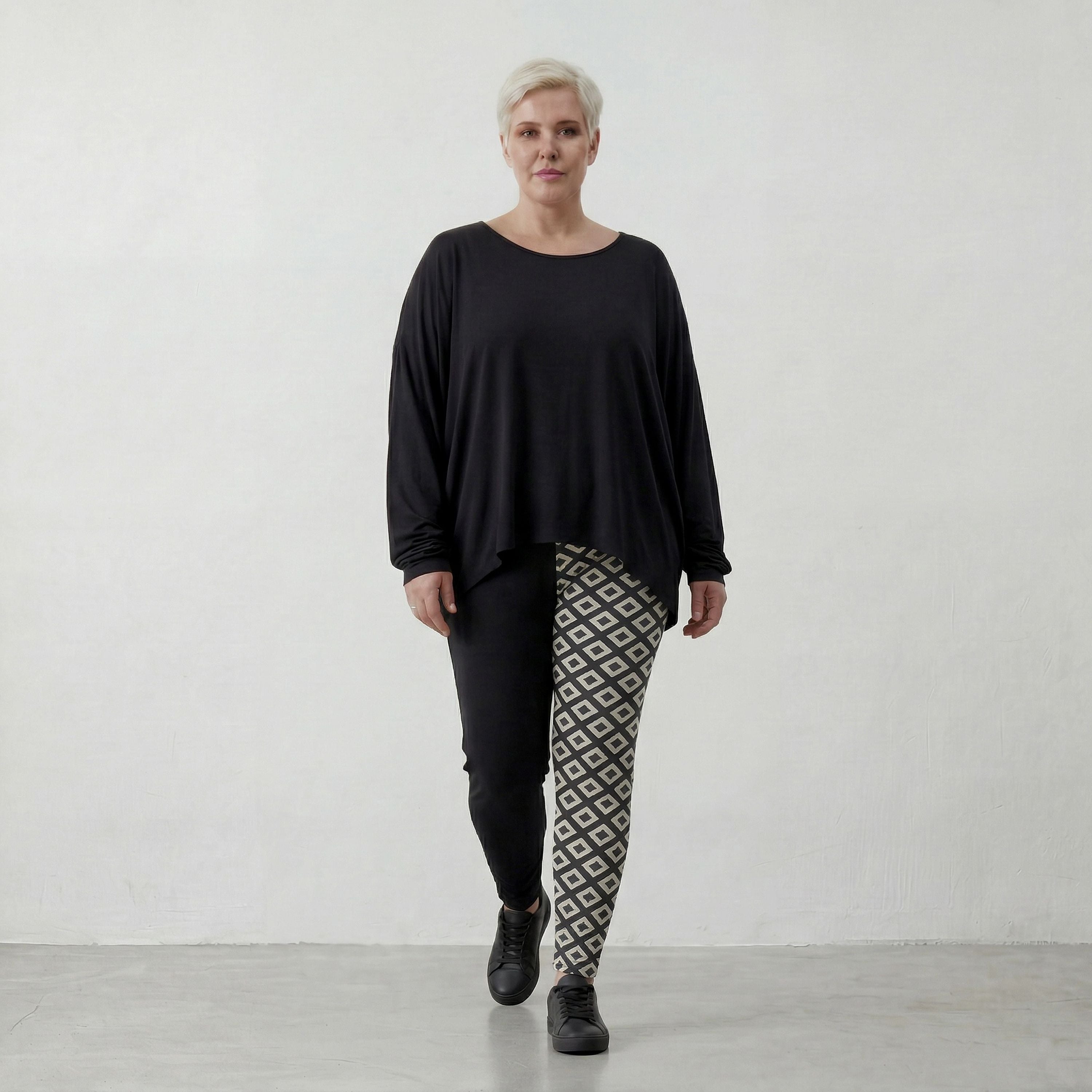 Legere Lagenlook Leggings in ausgefallener Karottenform mit fließendem Jersey und Raute Muster, Schwarz/Weiß