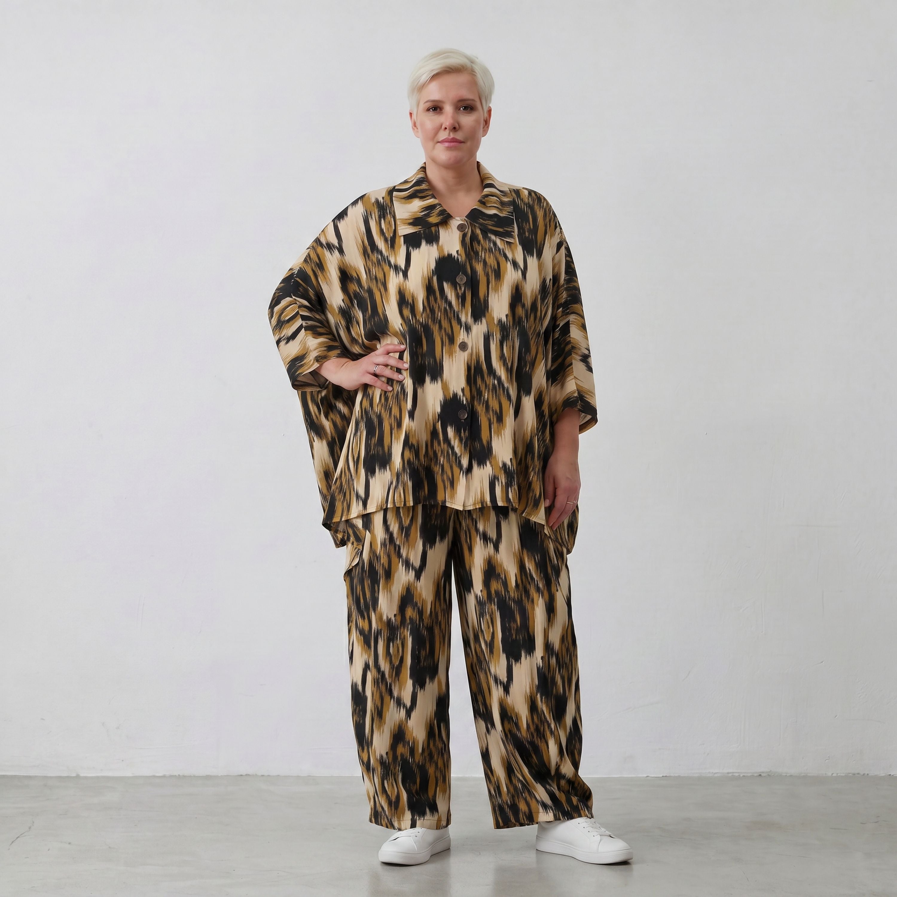 Bluse mit schwarzbeigem Batikmuster aus leichter Popeline mit 3/4-Ärmeln und Kragen
