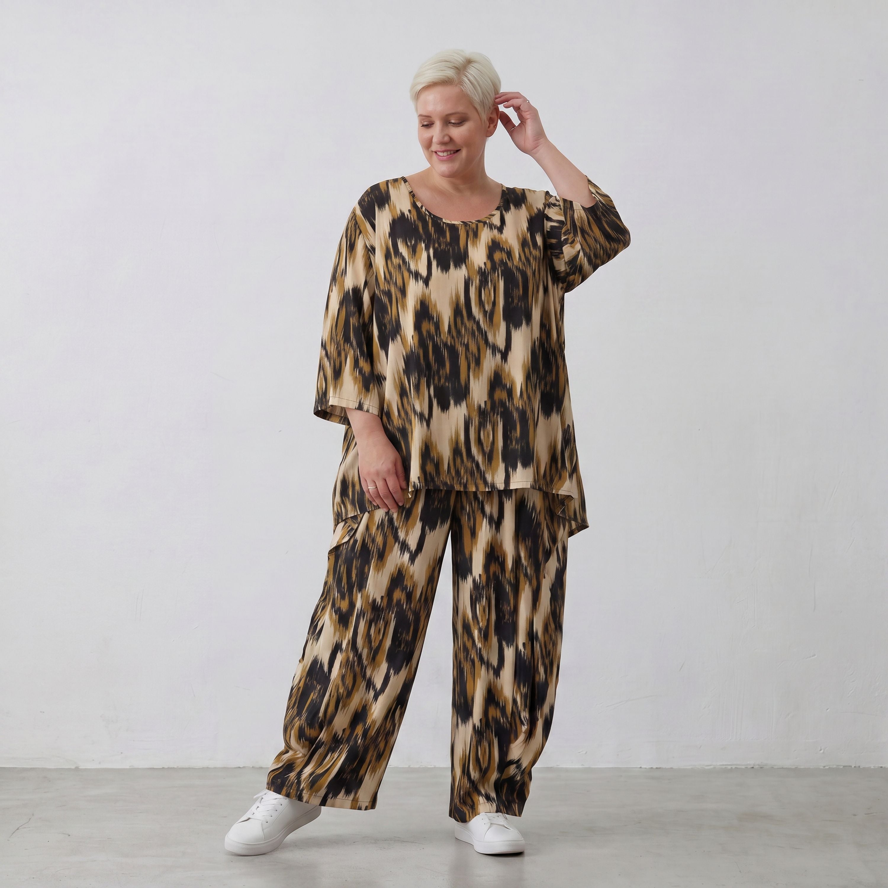 Ballonhose in Schwarzbeige mit Batikmuster lockerem Schnitt und aufgesetzten Taschen