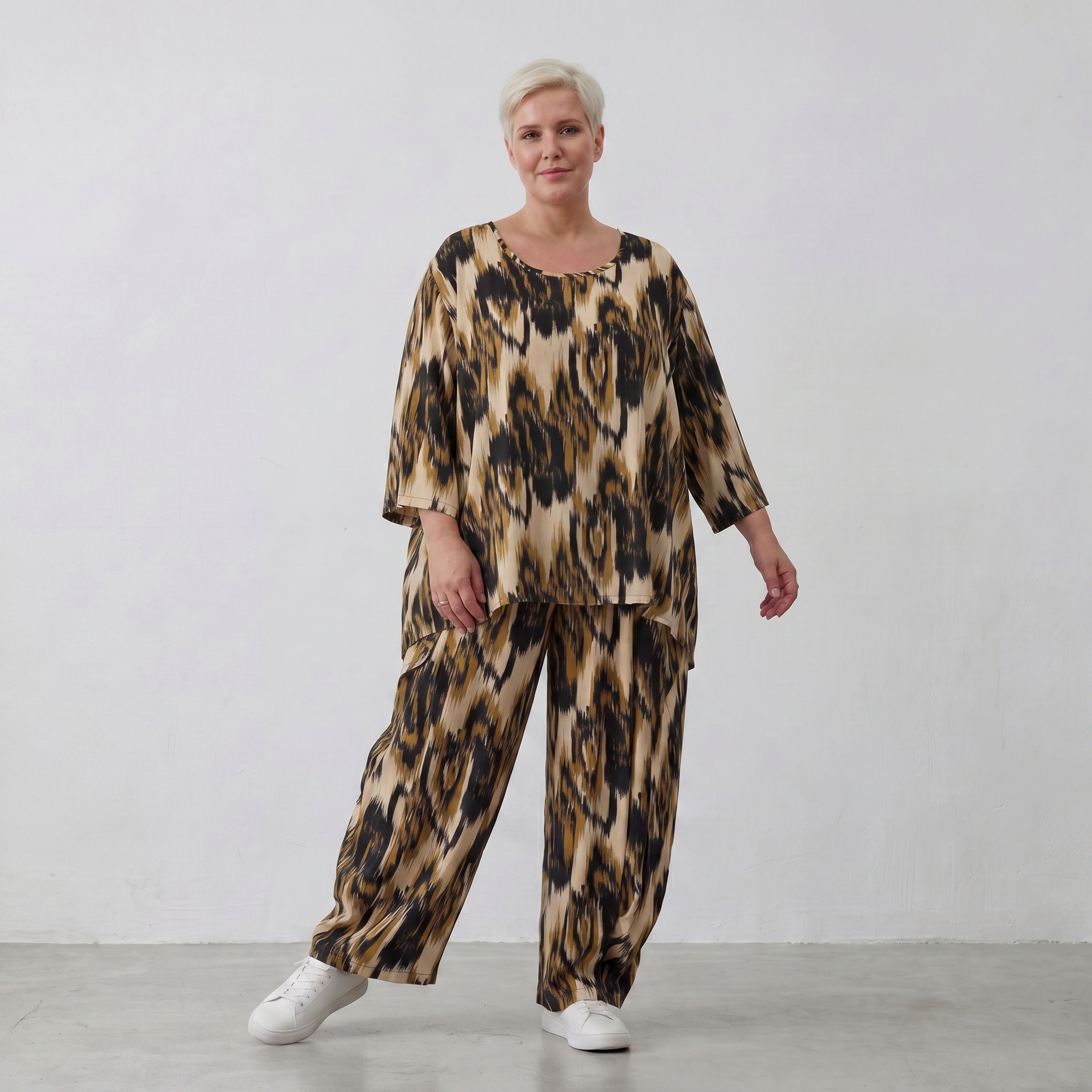 Ballonhose in Schwarzbeige mit Batikmuster lockerem Schnitt und aufgesetzten Taschen