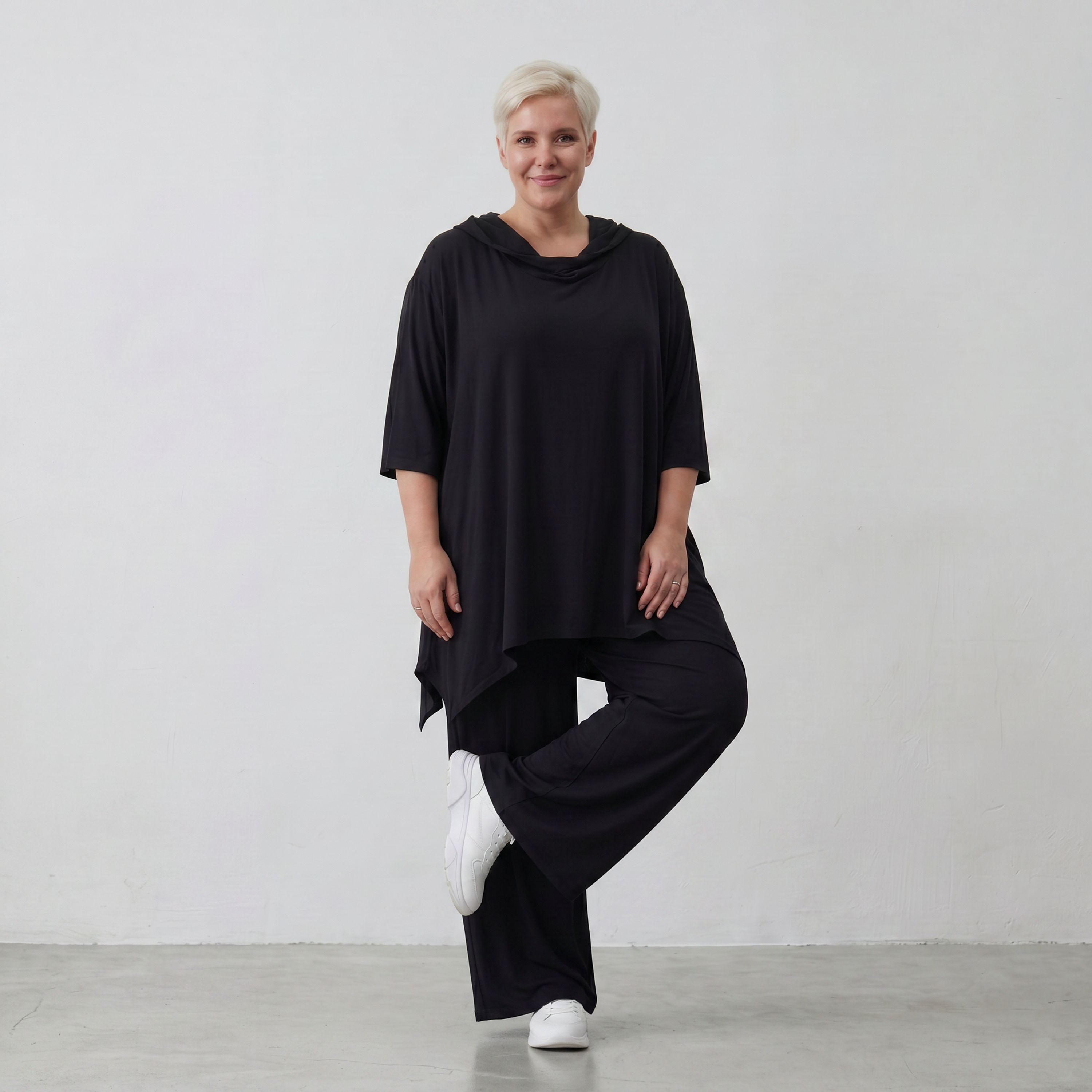 Fließendes Shirt in Schwarz mit Zipfelkapuze und Dreiviertelarm aus weichem Viskosejersey