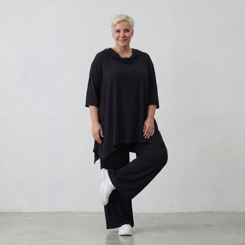 Fließendes Shirt in Schwarz mit Zipfelkapuze und Dreiviertelarm aus weichem Viskosejersey