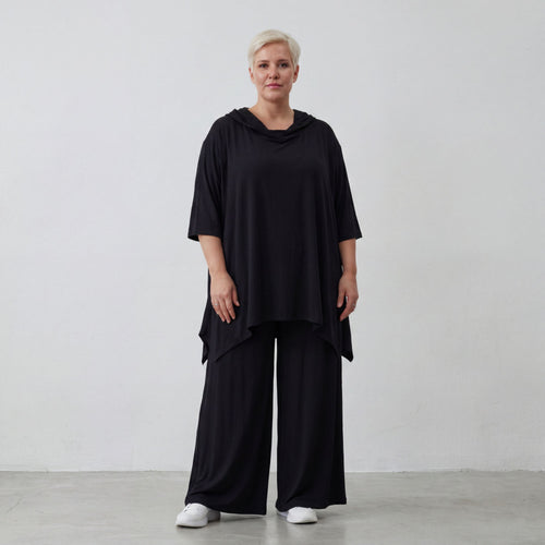 Fließendes Shirt in Schwarz mit Zipfelkapuze und Dreiviertelarm aus weichem Viskosejersey